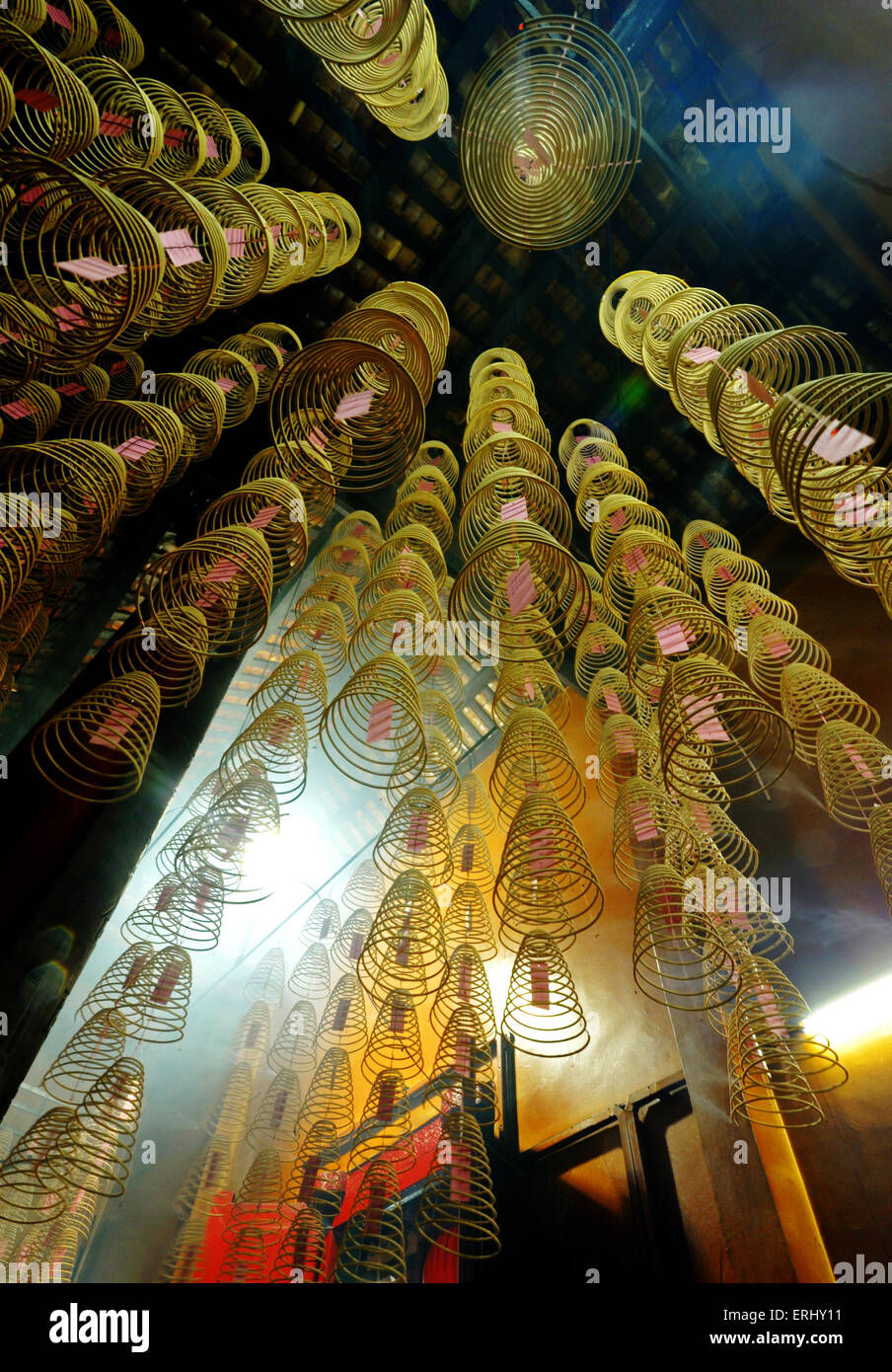 Bobines d'encens brûlant dans un temple chinois. Banque D'Images