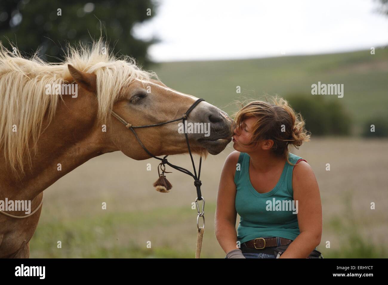 Femme baiser par un cheval Banque de photographies et d’images à haute résolution Alamy Femme baiser par un cheval Banque de photographies et d’images à haute résolution Alamy