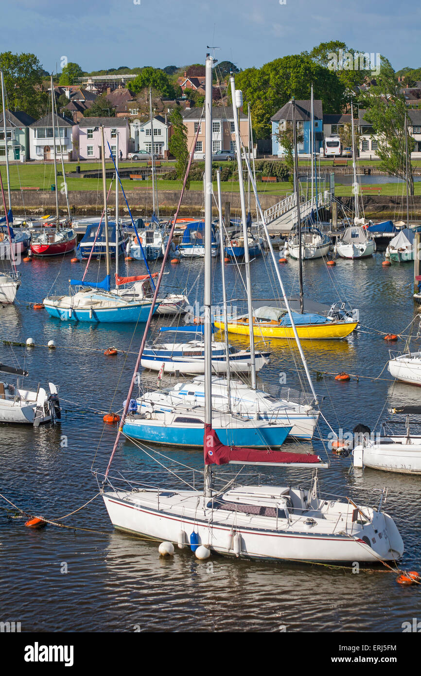 Bateaux yachts amarrés à Lymington, Hampshire Royaume-Uni en mai Banque D'Images