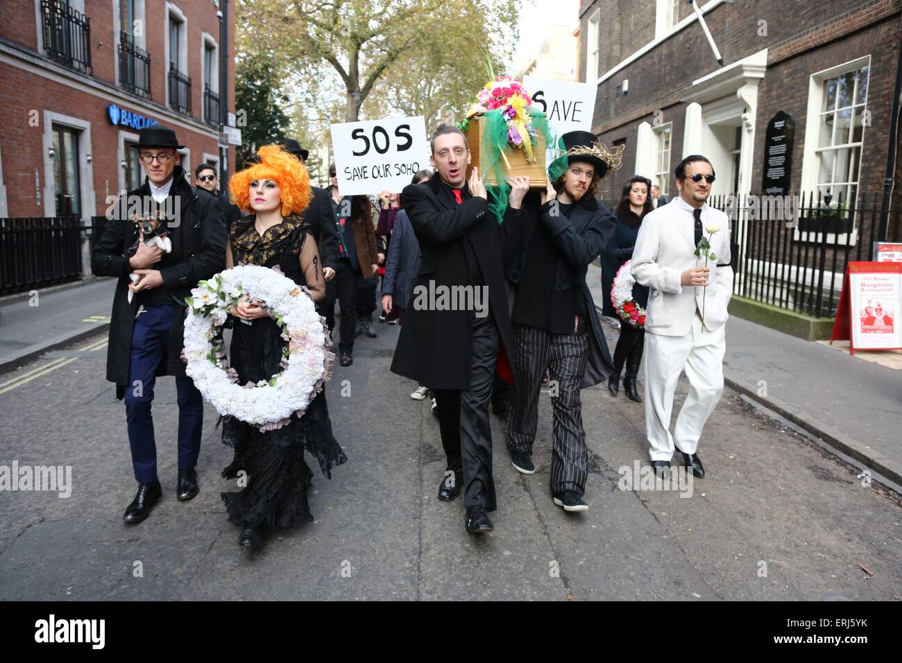 Tim Arnold alias Le Soho Hobo mène une marche pacifique à Madame Jo Jo's qui va être démoli et développée avec la célèbre revue Raymonds Bar. Doté d''atmosphère : où : London, Royaume-Uni Quand : 29 novembre 2014 Source : WENN.com Banque D'Images