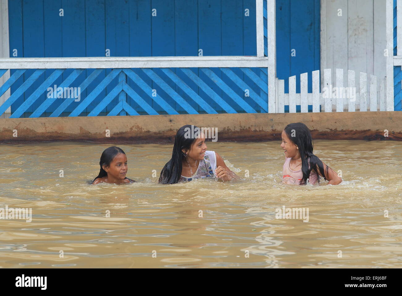 Les enfants jouent dans la rivière Purus plein de rues inondées dans la ville Canutama, 651 km de Manaus. (Photo : Danilo Mello) Banque D'Images