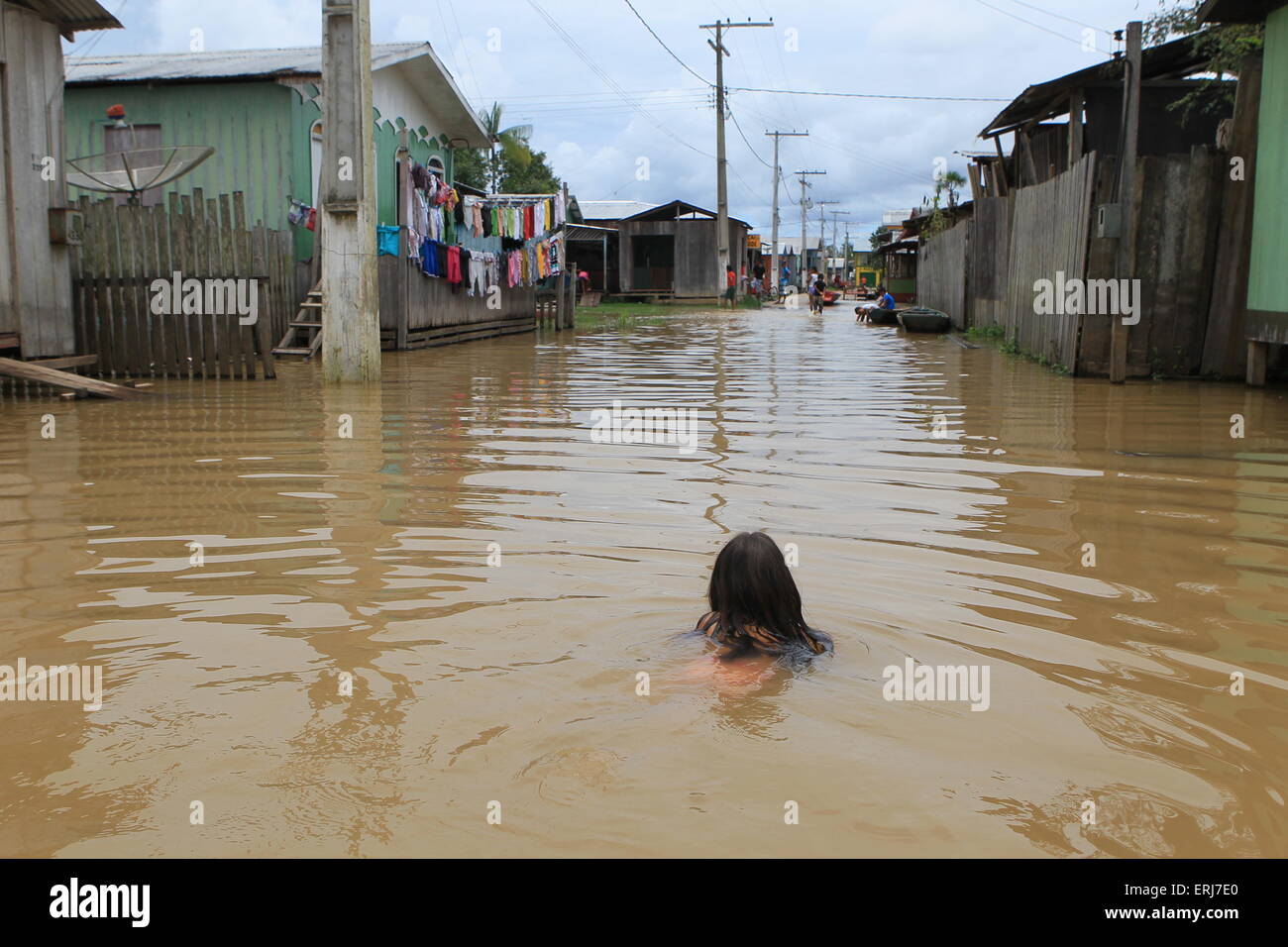 Les enfants jouent dans la rivière Purus plein de rues inondées dans la ville Canutama, 651 km de Manaus. (Photo : Danilo Mello) Banque D'Images