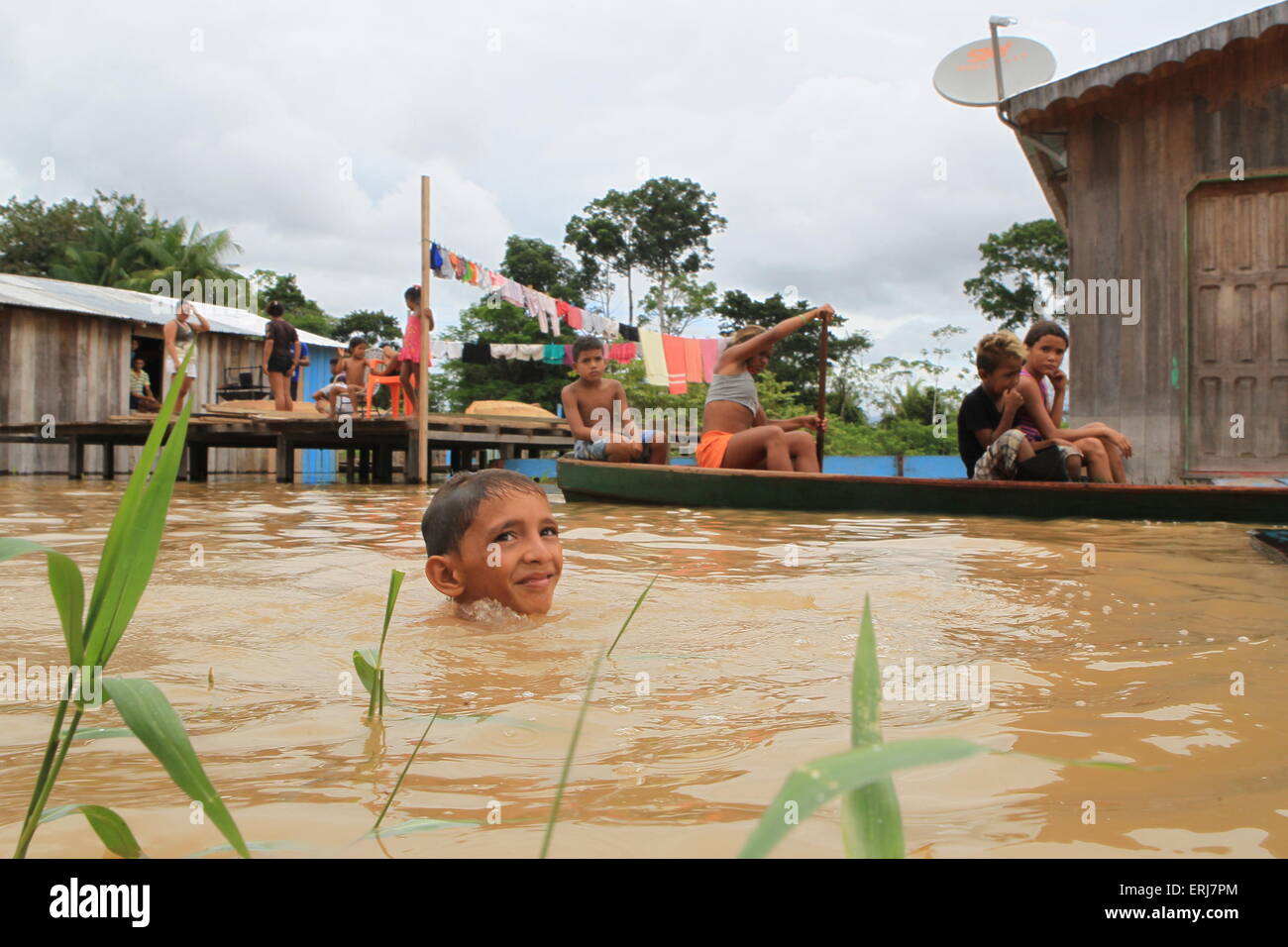 Les enfants jouent dans la rivière Purus plein de rues inondées dans la ville Canutama, 651 km de Manaus. (Photo : Danilo Mello) Banque D'Images