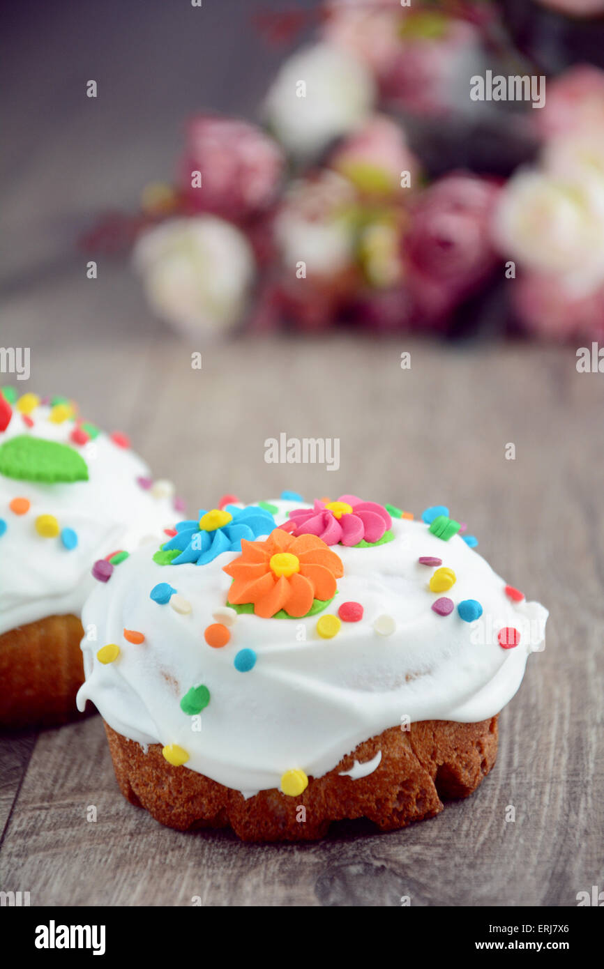 Gâteau de pâques doux et les oeufs sur la table Banque D'Images