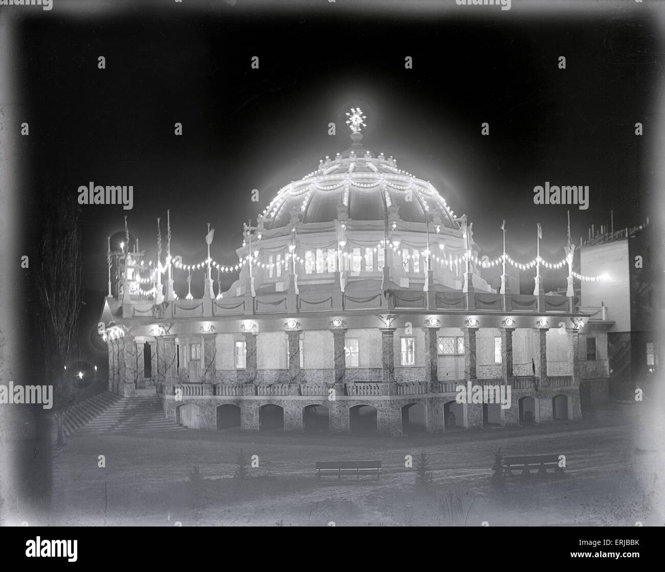 Meubles anciens c1900 photo, le premier palais de sel (1899-1910) la nuit, Salt Lake City, Utah. L'original du sel historique Palace a été construit en 1899 sous la direction de Richard K. Kletting, architecte, et administré par John Franklin Heath. Il se tenait sur 900 Sud, entre la State Street et Main Street, à Salt Lake City. L'original Palais de sel contenait une salle de danse, théâtre, et piste de course. Il a été détruit par un incendie le 29 août 1910, et a été remplacé par le majestueux hall. Banque D'Images