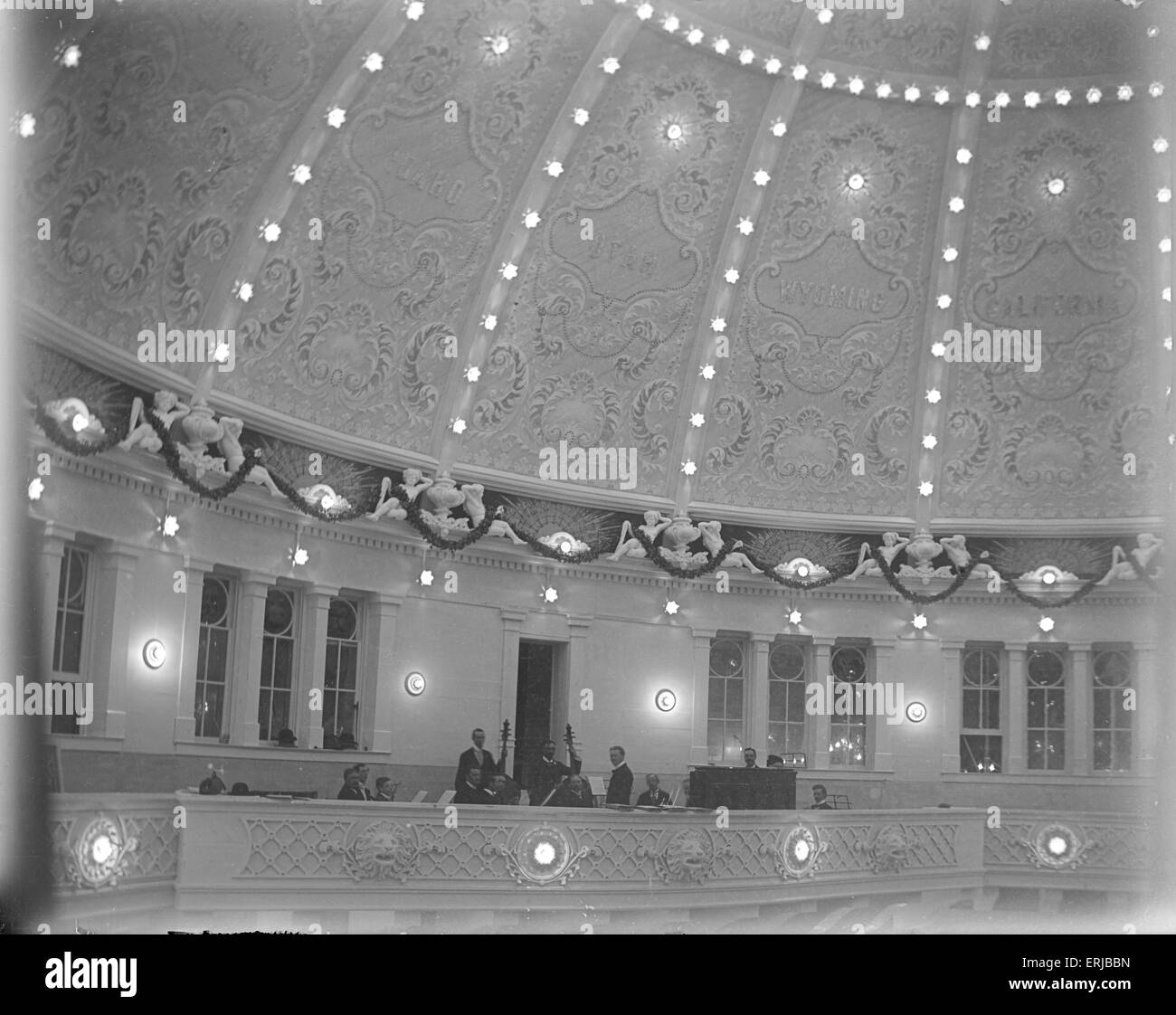 C1900 photographie antique, de l'intérieur du premier palais de sel (1899-1910), Salt Lake City, Utah. L'original du sel historique Palace a été construit en 1899 sous la direction de Richard K. Kletting, architecte, et administré par John Franklin Heath. Il se tenait sur 900 Sud, entre la State Street et Main Street, à Salt Lake City. L'original Palais de sel contenait une salle de danse, théâtre, et piste de course. Il a été détruit par un incendie le 29 août 1910, et a été remplacé par le majestueux hall. Banque D'Images