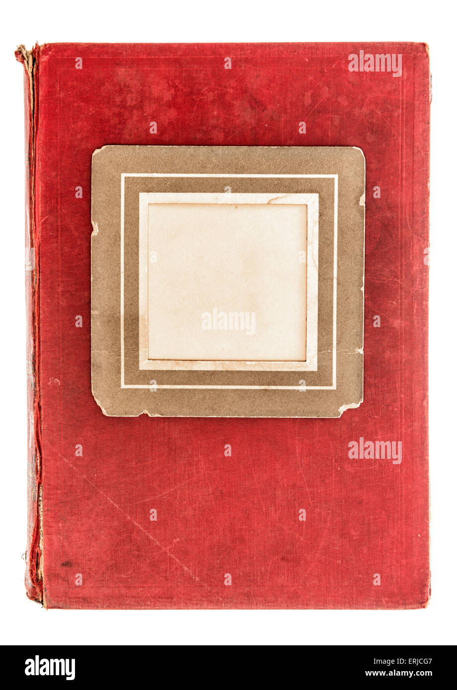Couverture de livre textile rouge avec cadre photo vintage isolé sur fond blanc. Objet ancien Banque D'Images