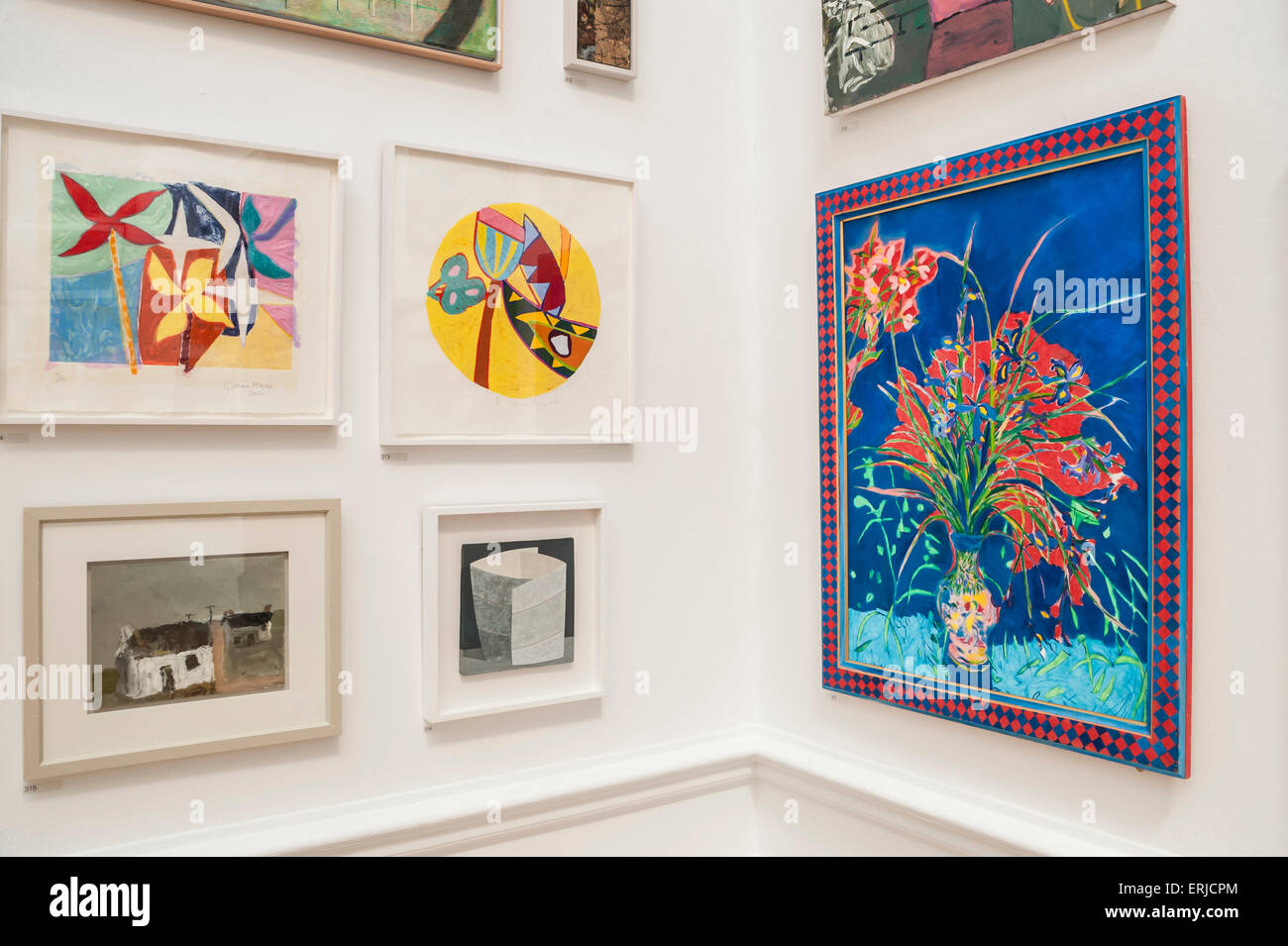 Londres, Royaume-Uni. 3 juin 2015. (R) ... Fleurs 'spontanée' de Philip Sutton RA, se bloque avec d'autres peintures, à la presse aperçu de l'exposition d'été de l'Académie Royale des Arts du Canada qui a lieu chaque année depuis 1769, l'événement est devenu la plus grande exposition de présentation dans le monde, exposant des œuvres dans une variété de médias et genres nouveaux et établis par des artistes contemporains. De plus de 12 000 entrées, des travaux ont été sélectionnés et suspendu par Royal aux universitaires. Crédit : Stephen Chung / Alamy Live News Banque D'Images