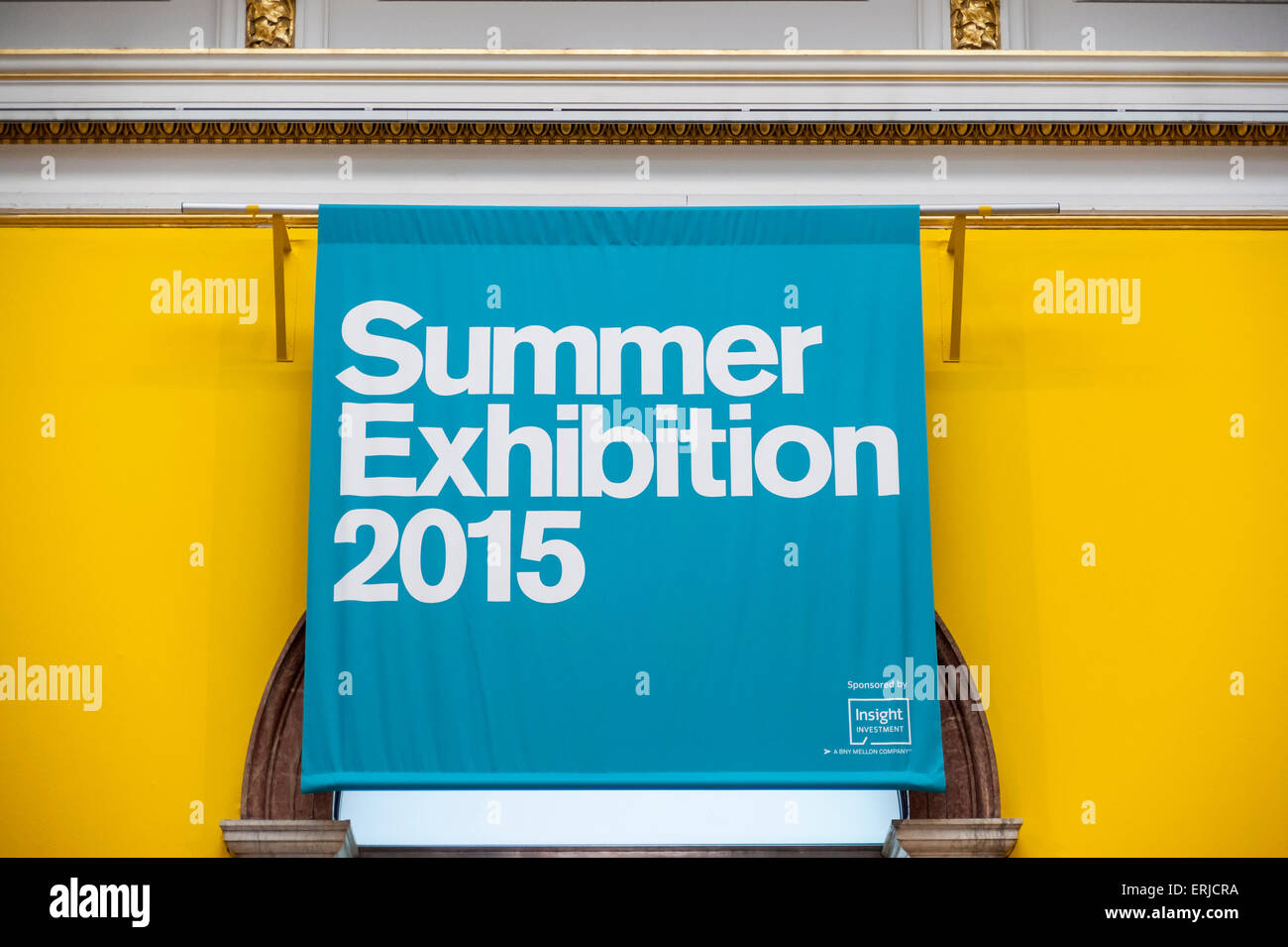 Londres, Royaume-Uni. 3 juin 2015. Les signes d'entrée à l'exposition d'été de l'Académie Royale des Arts du Canada qui a lieu chaque année depuis 1769, l'événement est devenu la plus grande exposition de présentation dans le monde, exposant des œuvres dans une variété de médias et genres nouveaux et établis par des artistes contemporains. De plus de 12 000 entrées, des travaux ont été sélectionnés et suspendu par Royal aux universitaires. Crédit : Stephen Chung / Alamy Live News Banque D'Images