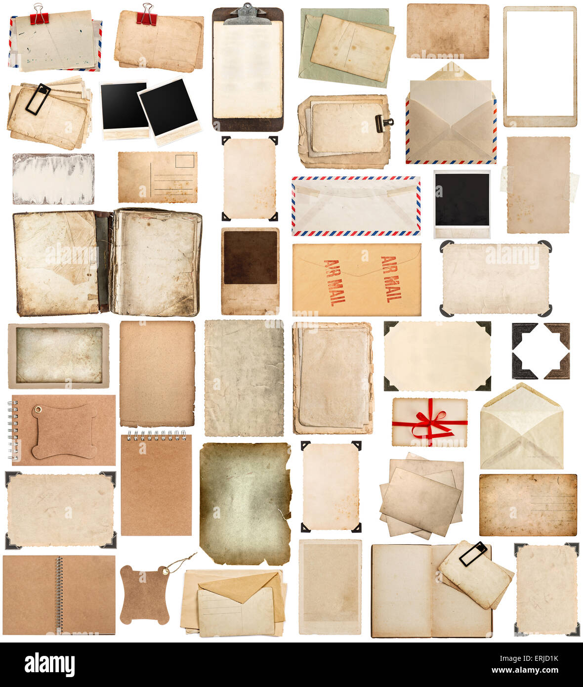 Utilisé des feuilles de papier, des livres, des pages et des cartes postales anciennes, meubles anciens et presse-papiers photo corner isolé sur fond blanc. Banque D'Images