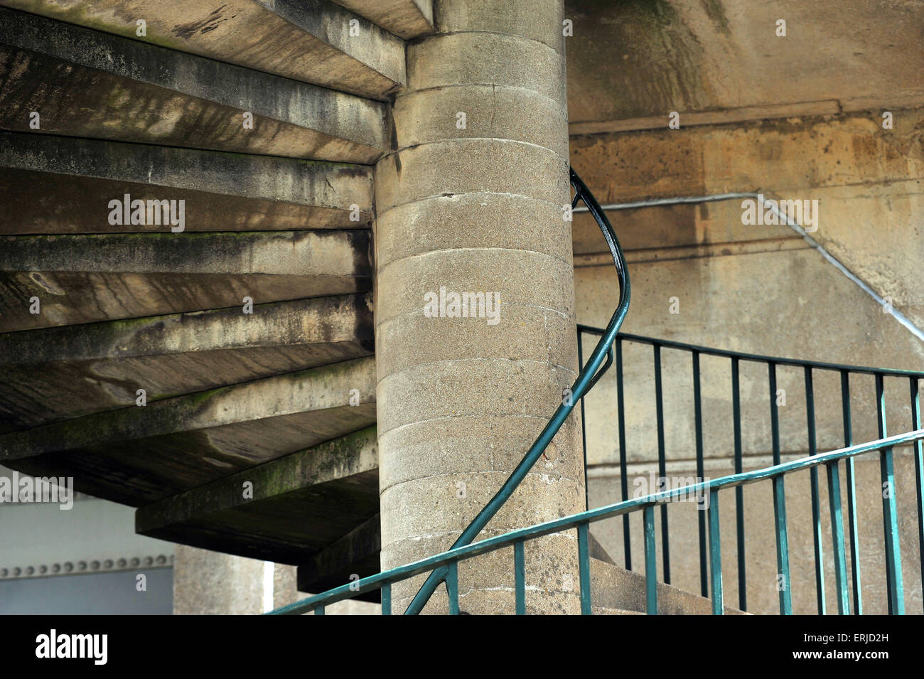 Le dessous d'un escalier en béton sous le pont de l'A3029 à Bristol. Banque D'Images