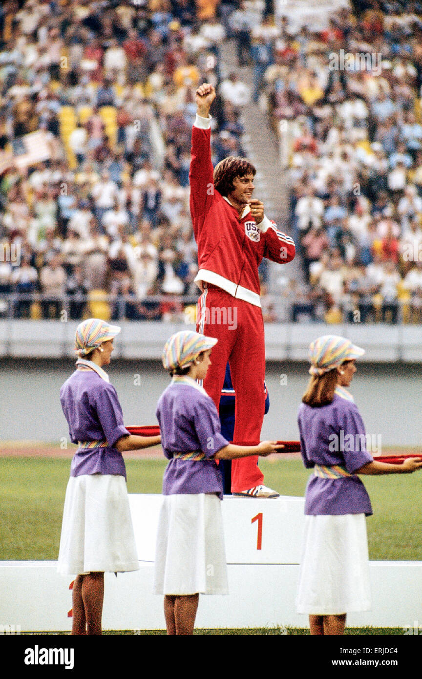 Bruce Jenner Usa Gagnant De La Medaille D Or Au Decathlon Aux 1976 Jeux Olympiques D Ete Photo Stock Alamy