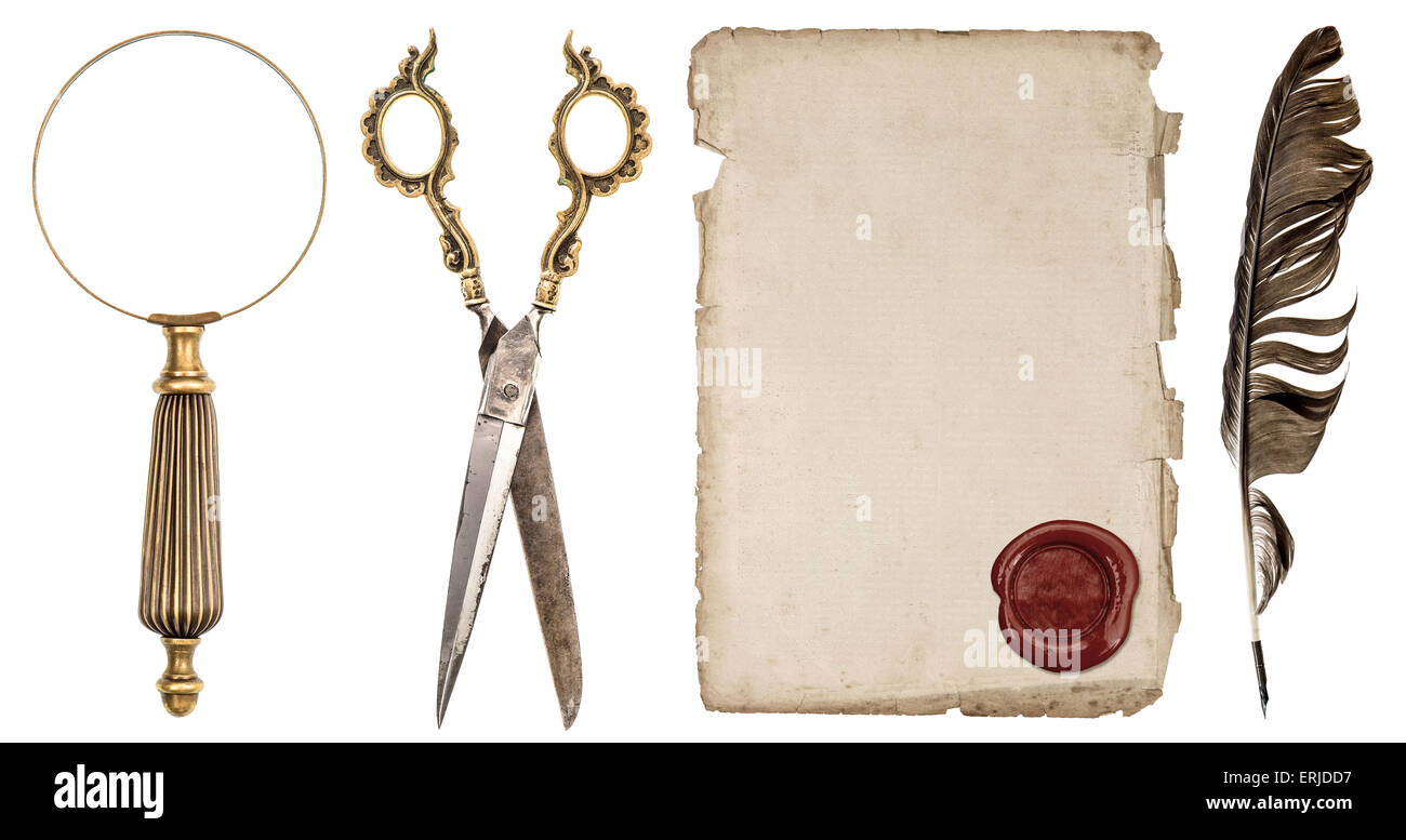 Feuille de papier avec cachet de cire, d'encre de stylo plume, loupe et ciseaux isolé sur fond blanc. De l'objet album antique Banque D'Images