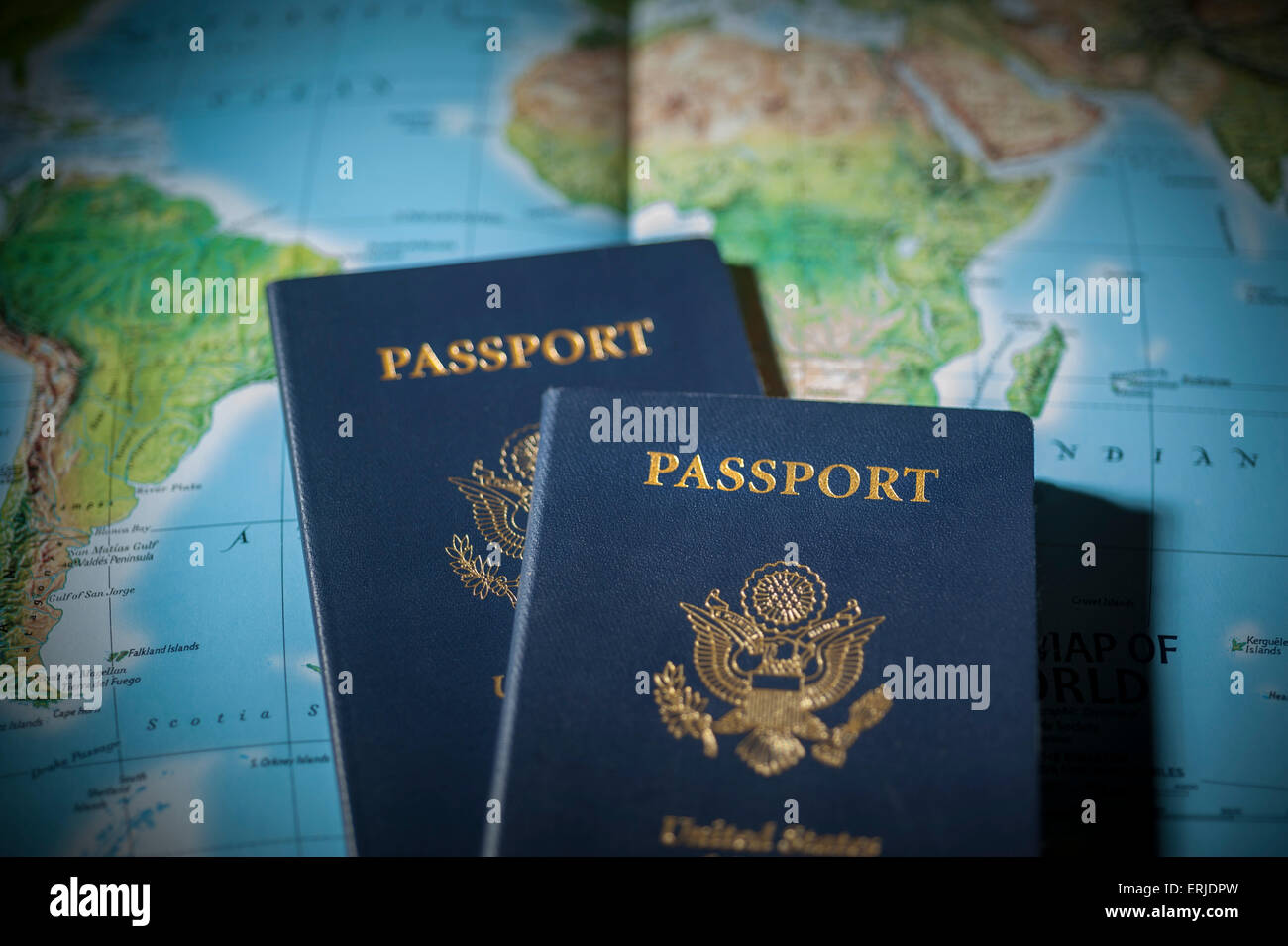 Les passeports sur une carte du monde avec une profondeur de champ limitée Banque D'Images