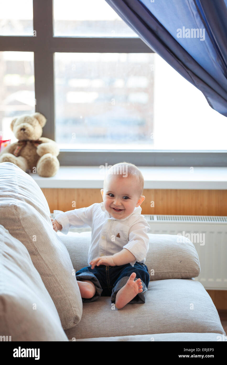 Baby Boy on couch Banque D'Images