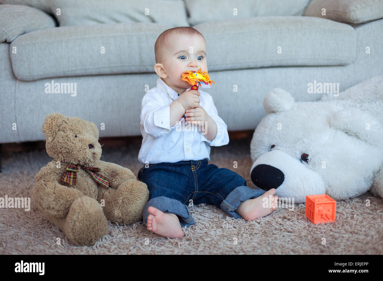Bébé garçon ludique avec des jouets Banque D'Images