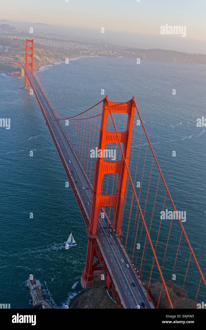 Vue aérienne sur San Francisco et le Golden Gate Bridge at sunset Banque D'Images