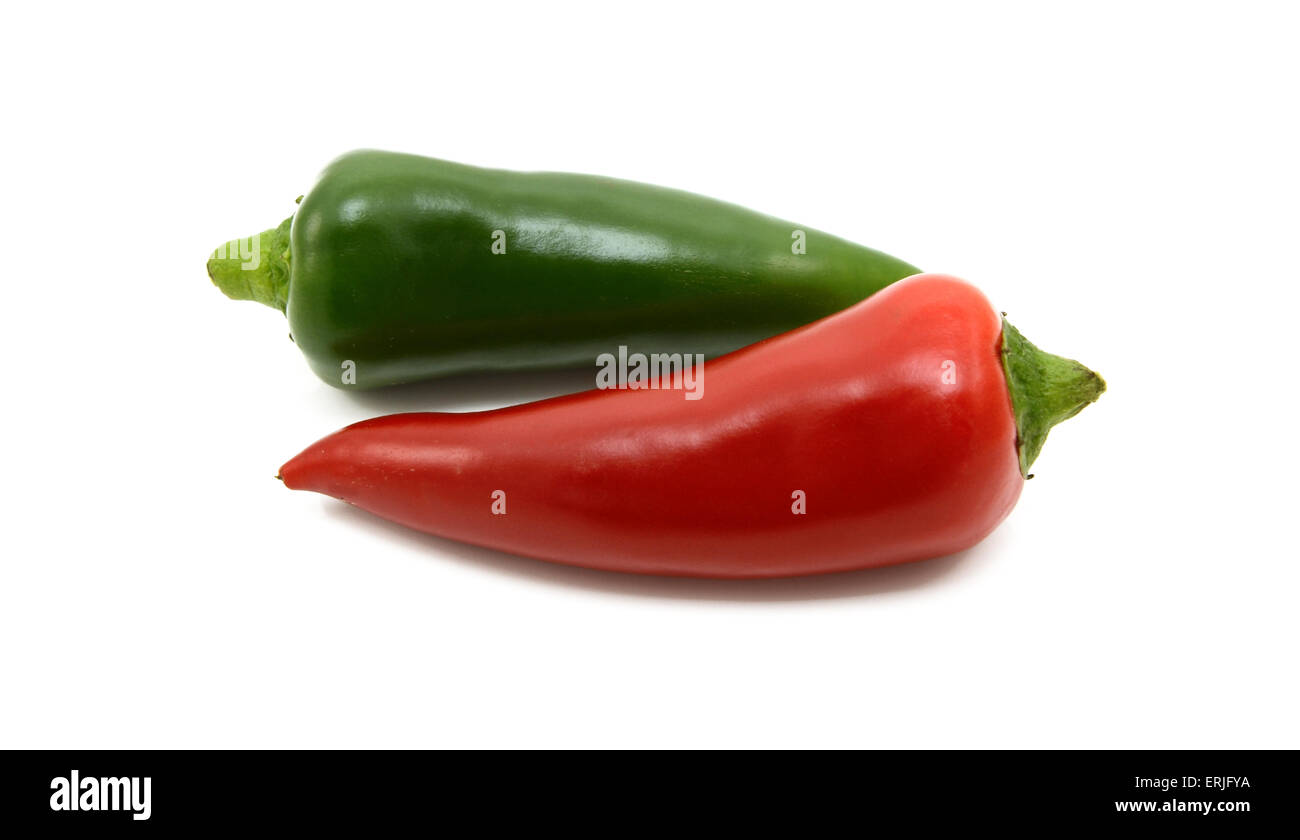 Hot green et red chillies, isolé sur fond blanc Banque D'Images