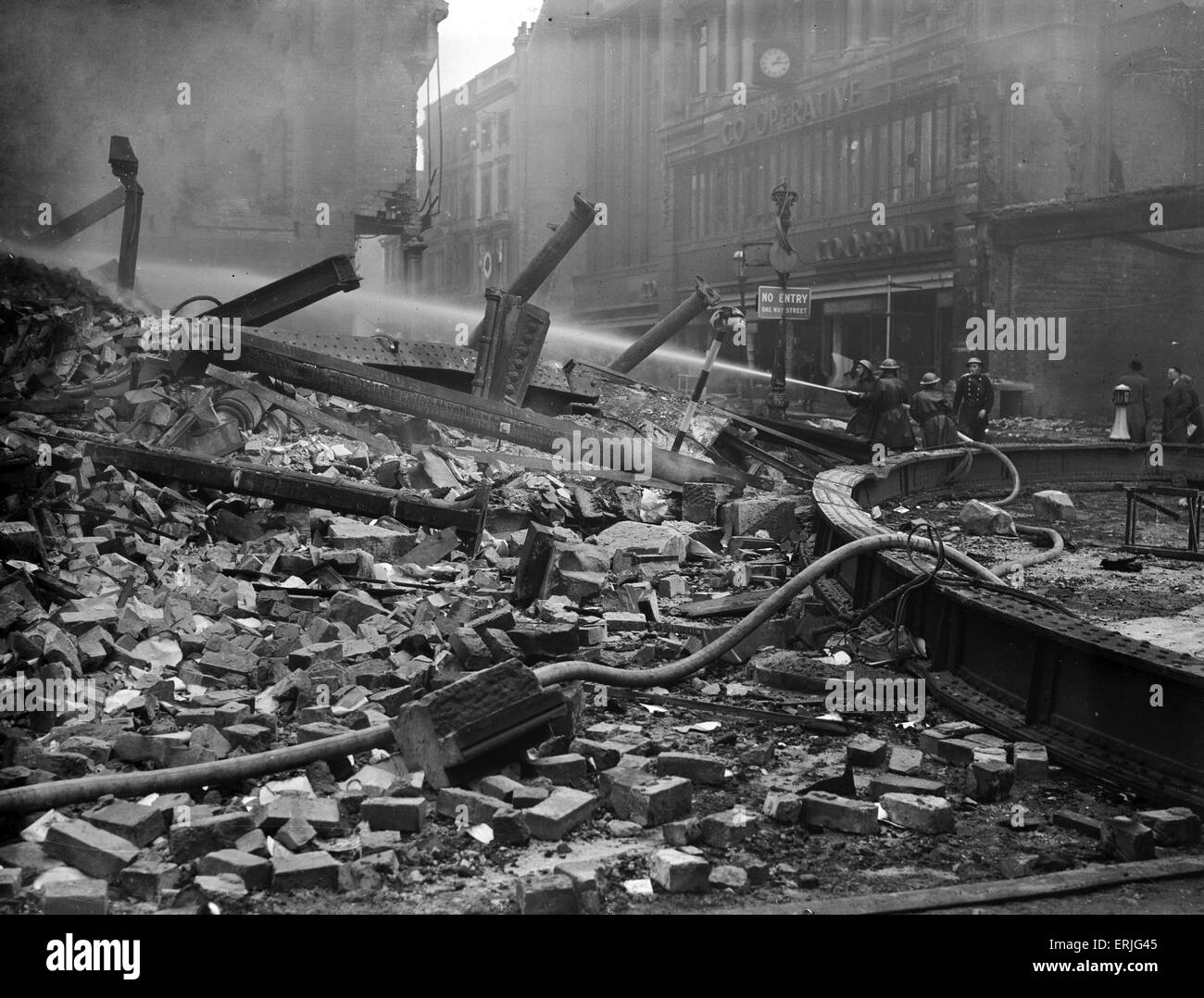 Dommages causés par les bombes à High Street à Birmingham, après le raid aérien le nuit du 9 avril 1941. Sur la photo 10 avril 1941. Banque D'Images