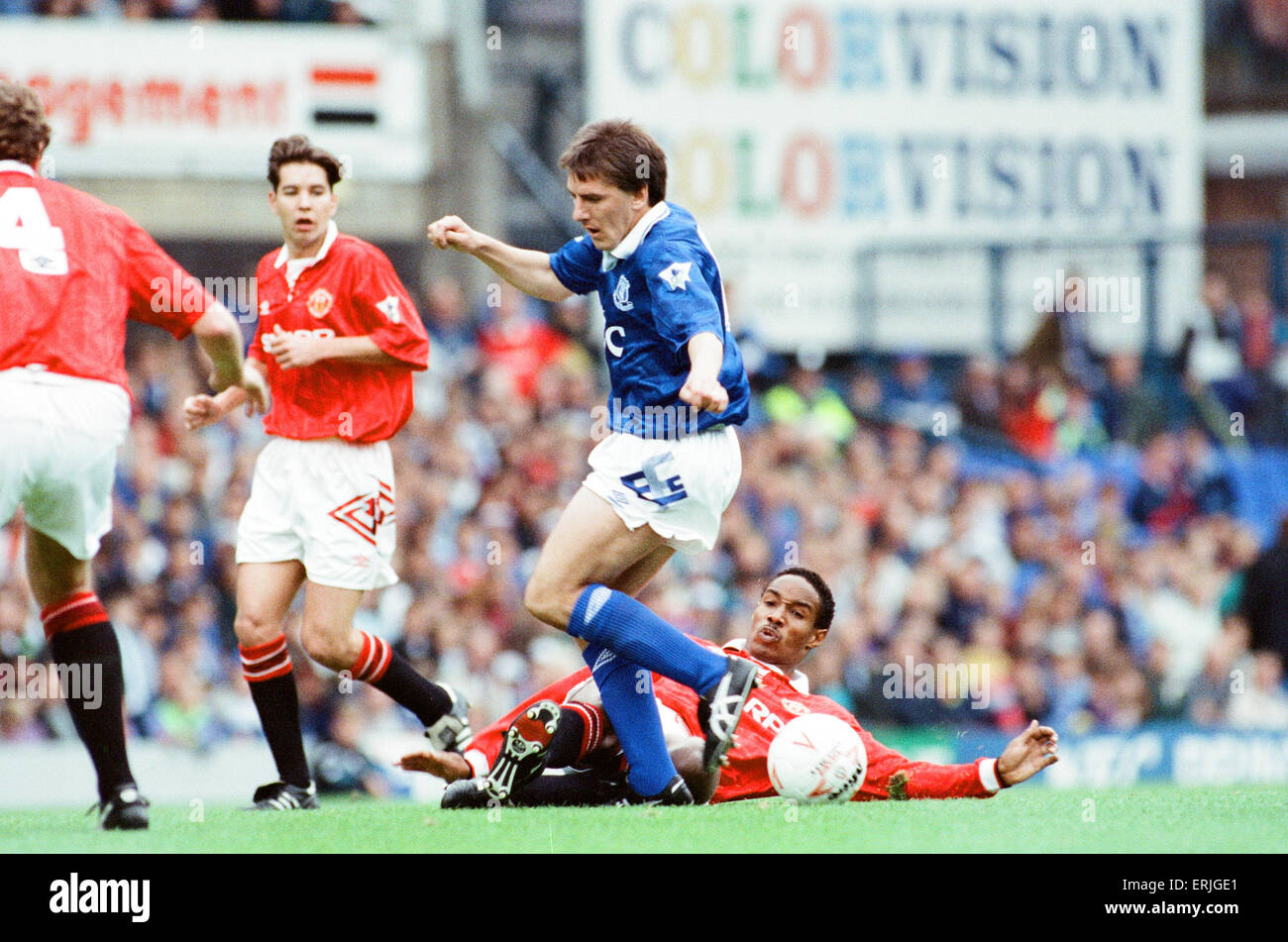 Everton 0-2 Manchester United, match de championnat à Goodison Park, samedi le 12 septembre 1992. Peter Beardsley & Paul Ince. Banque D'Images