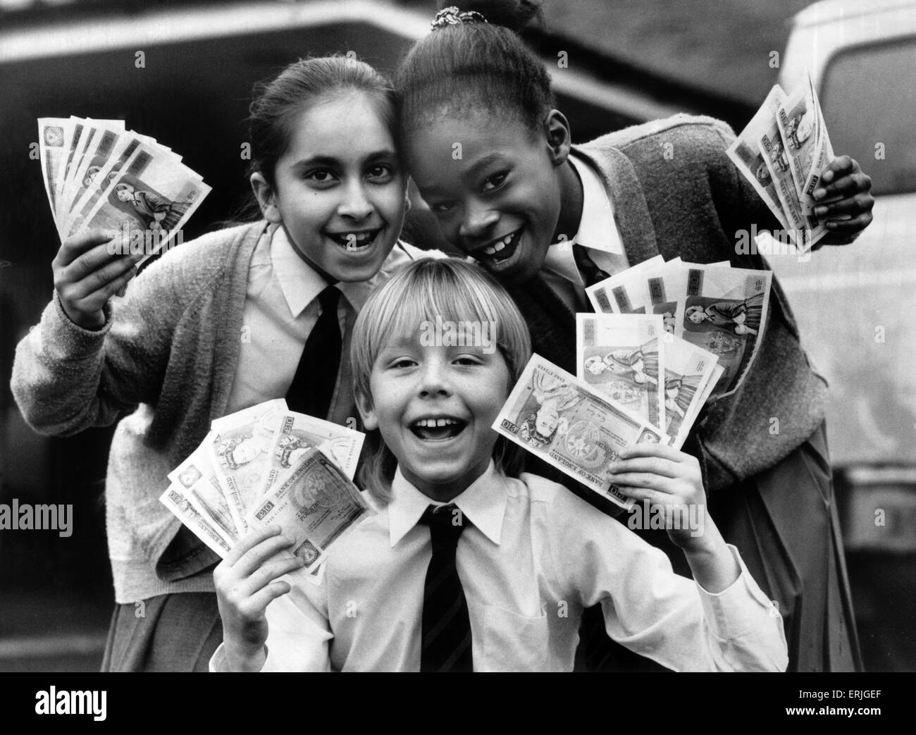 Grestone 3 membres de la chorale de l'École Junior, Handsworth Road, a remis 310 ¿à Acorns Children's Hospice, Oak Tree Lane, de Selly Oak, Birmingham, après avoir soulevé l'argent des chants de Noël à Penns Hall Hotel, (l-r) Sharon Aujila McIldowie, Benjamin et Casandra baul, le 5 janvier 1990. Banque D'Images