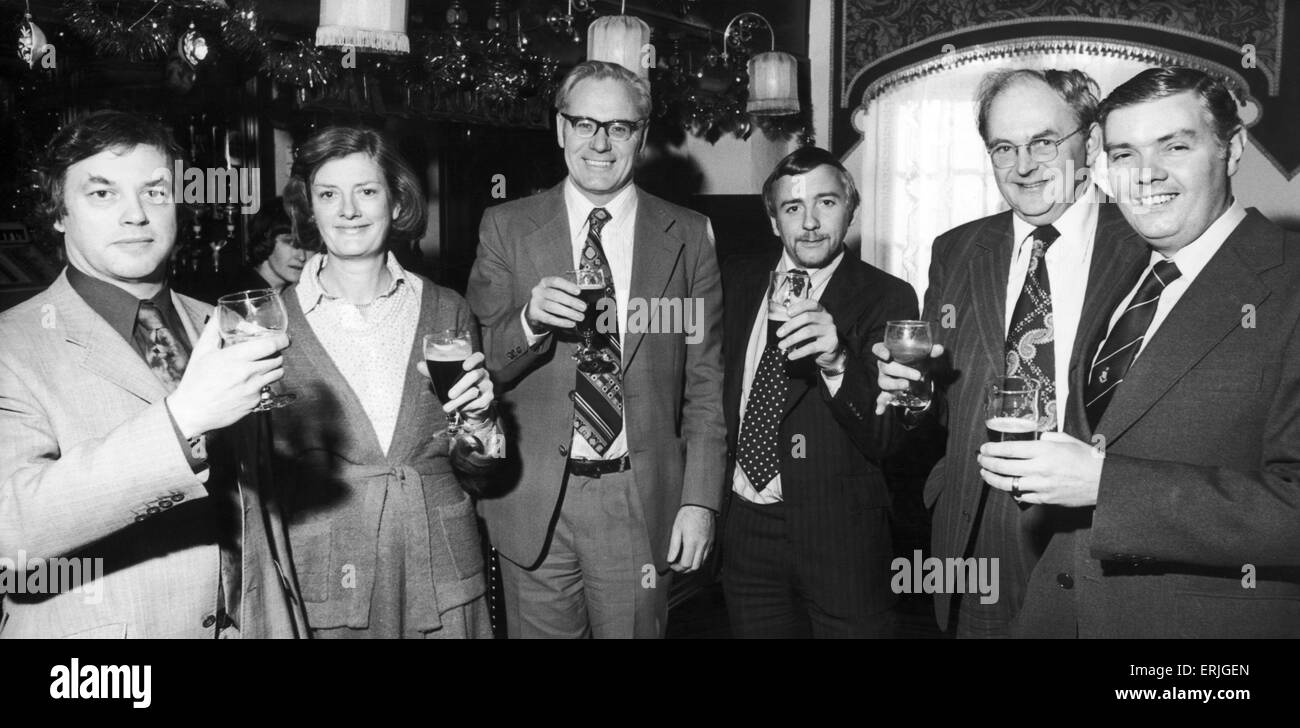 Le nouveau conseil d'administration de J et J'en espèces de Coventry. (De gauche à droite) M. Wheater, Mme Sargent, M. Everard, M. Kerry, M. Sharman et M. Archer, célébrer leur formation. 4 Janvier 1978 Banque D'Images