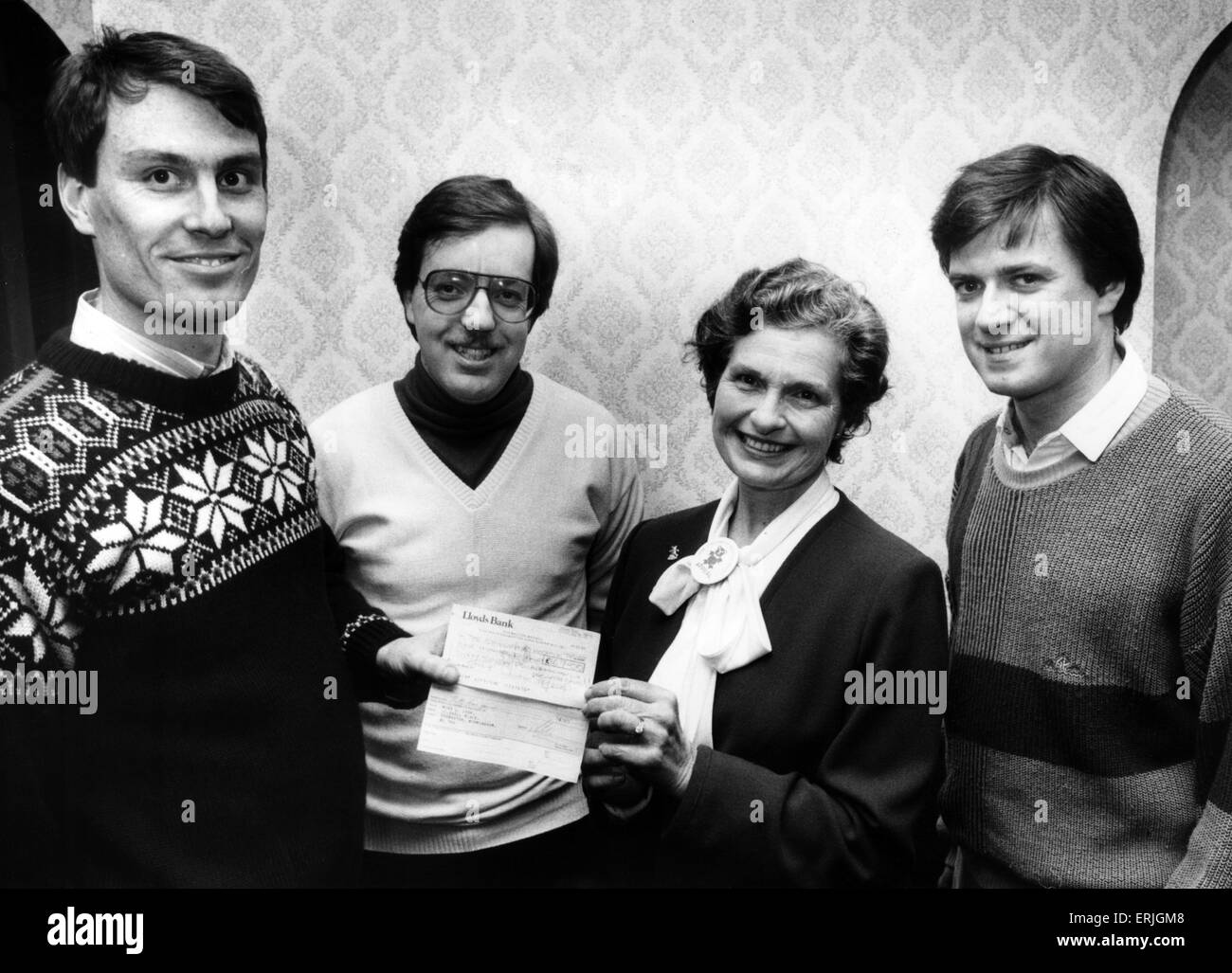 Shirley Gurnham, Secrétaire pour les amis de Acorns Children's Hospice, présenté avec un chèque pour ¿2000 par Martyn Atkinson (à gauche), président de l'Orbite centrale Club à Martineau Centre des enseignants, regardé par Kevin O'Neill, trésorier du club, et Peter Jones, secrétaire, 20 février 1989. Acorns Children's Hospice, Oak Tree Lane, de Selly Oak, Birmingham. Reproduction interdite sans le consentement écrit de la gestion Banque D'Images