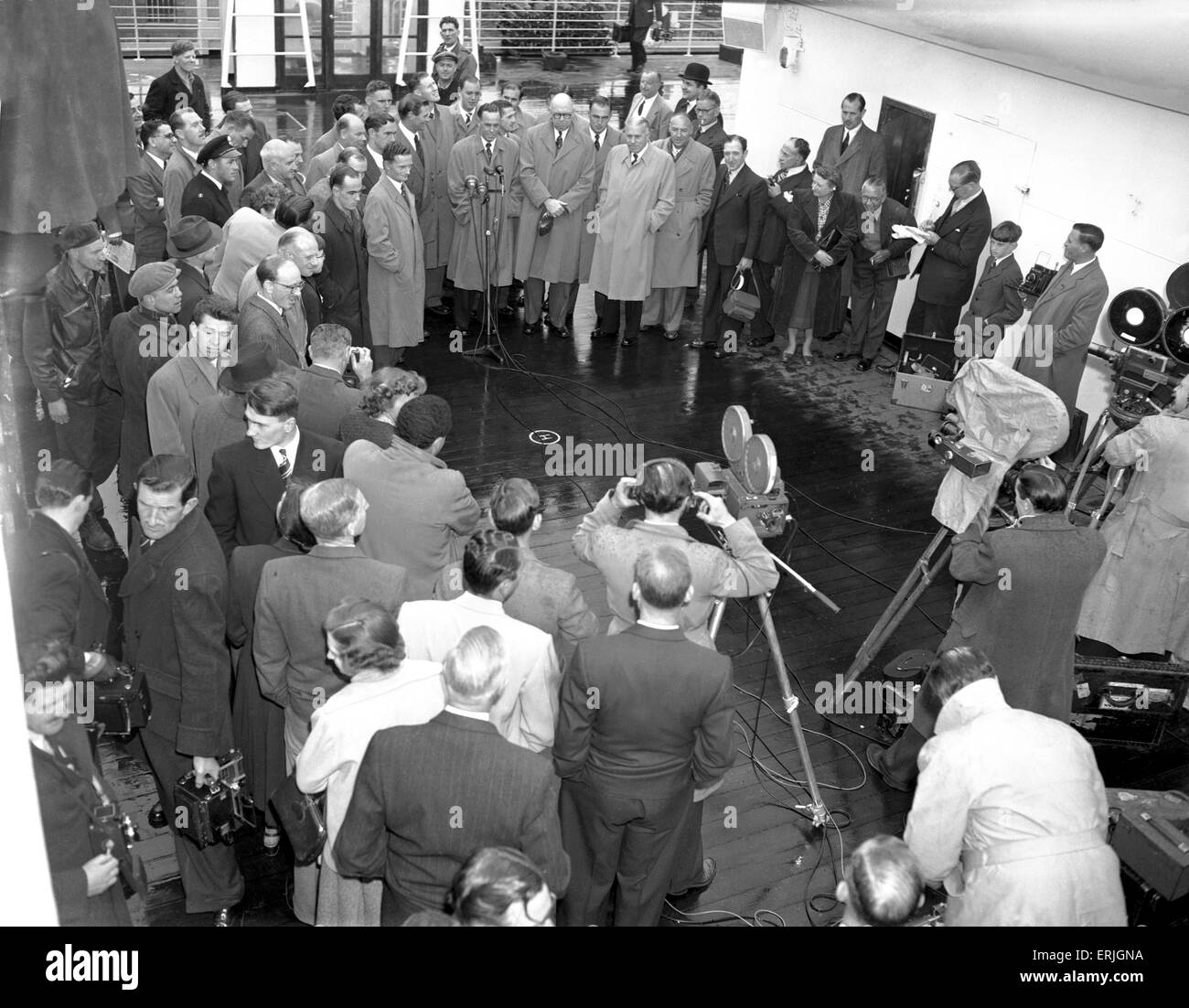 Tournée australienne de Grande-Bretagne pour les cendres. L'équipe d'Aussie arrivent. 24 avril 1956. Banque D'Images