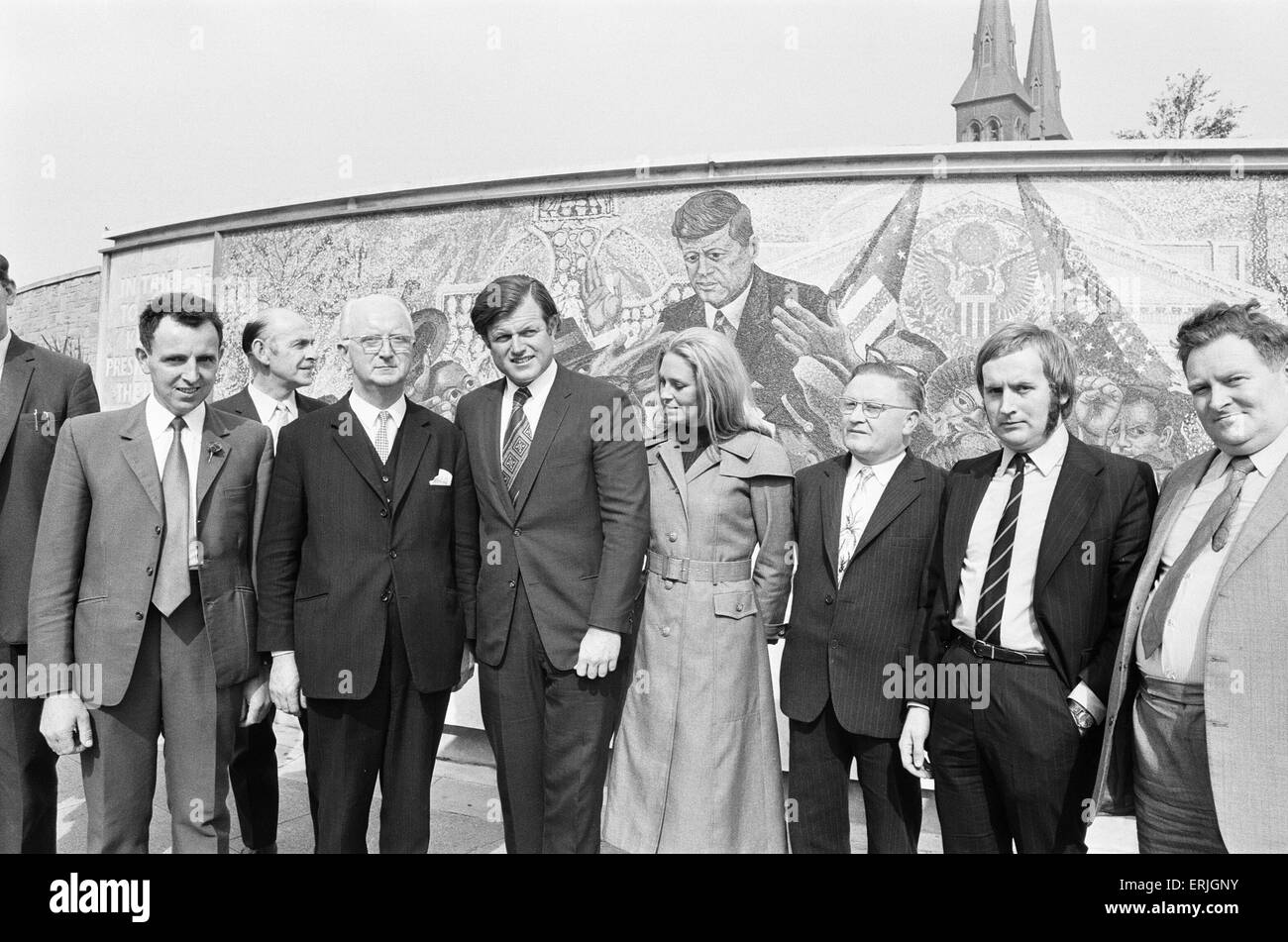 Le sénateur Edward Kennedy et son parti à la mémoire de son frère, John, à St Chad's Circus, Birmingham, au cours de sa visite dans la région des Midlands. Il est accompagné de son épouse, Joan, et sur sa droite est M. Jim O'Donnell, président de l'Irish Development Association, qui a mis sur pied le président John F. Kennedy Memorial Committee. 13 Septembre 1971 Banque D'Images