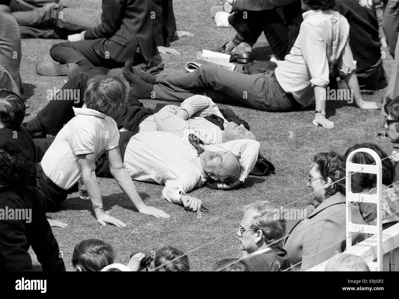 Tournée australienne de Grande-Bretagne pour les cendres. Deuxième jour de la deuxième épreuve du Lords entre l'Angleterre et l'Australie. Spectateurs appréciant le soleil briller. 23 juin 1972. Banque D'Images