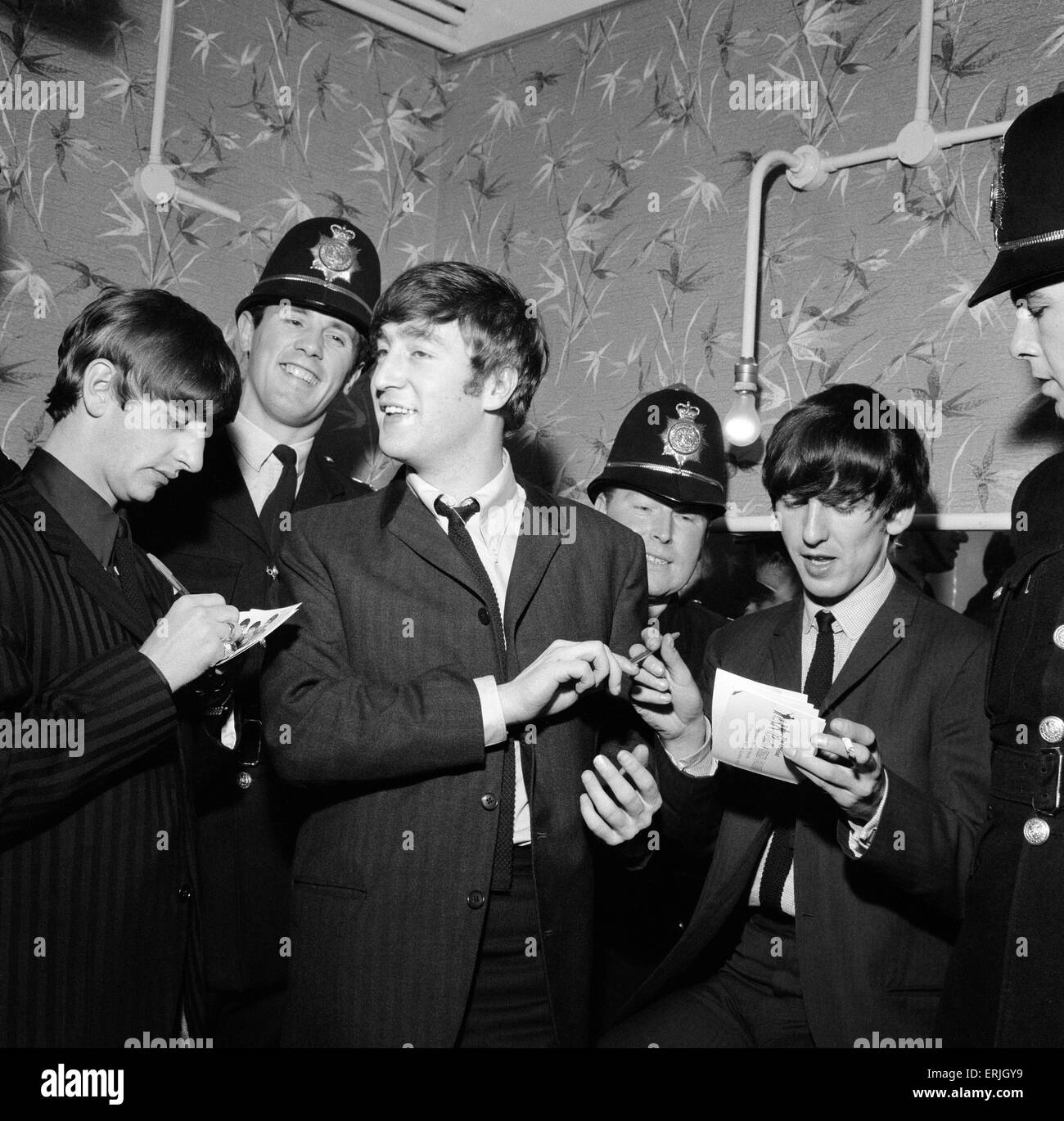 Groupe pop les Beatles Novembre 1963 Les Beatles signer des autographes pour Birmingham policiers, qui ont aidé à faire passer dans l'arrière de l'Hippodrome Banque D'Images