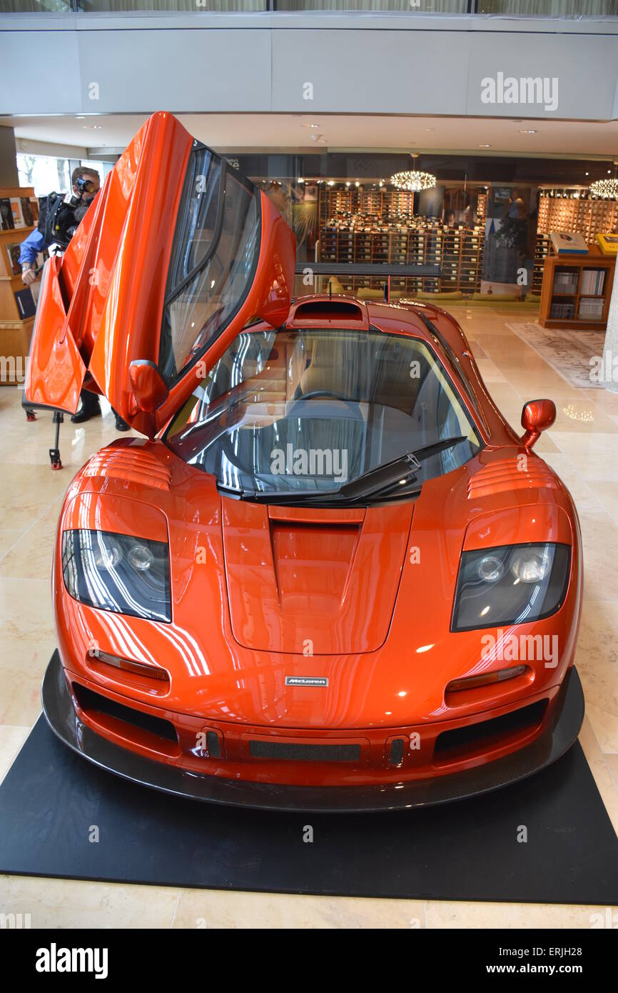 New York, USA. 06Th Juin, 2015. Une McLaren F1 peut être vu chez Sotheby's à New York, USA, 03 juin 2015. La maison d'enchères veut vendre aux enchères la voiture de sport en août 1998 à Monterey, Californie, et l'espoir d'au moins 12 millions de dollars (10,7 millions d'euros) pour le véhicule. Il serait ainsi l'un des plus chers au monde. Photo : Chris MELZER/DPA - PAS DE FIL - SERVICE/dpa/Alamy Live News Banque D'Images