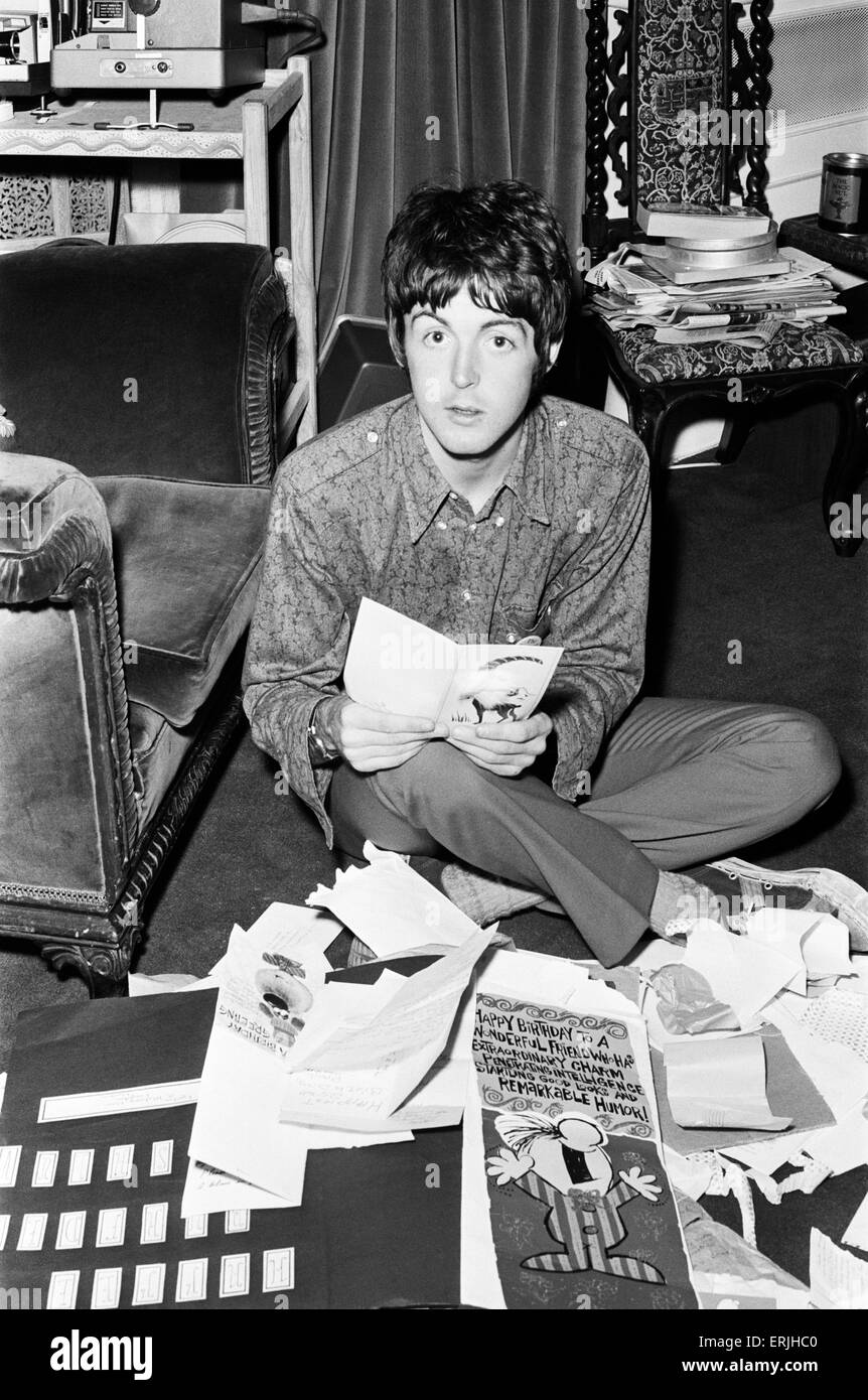 Paul McCartney des Beatles assis sur le plancher cross legged comme il ouvre des cartes d'anniversaire de ses fans pour son 25e anniversaire. 18 Juin 1967 Banque D'Images
