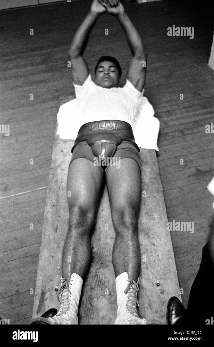 Cassius Clay alias Muhammad Ali (formation) pour son premier combat avec Henry Cooper. 15 Juin 1963 Banque D'Images