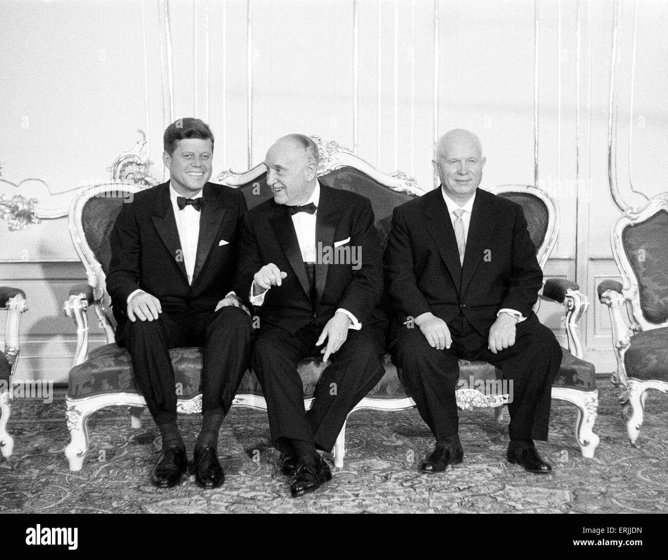 La visite du président américain John F. Kennedy à Vienne, Autriche pour des entretiens avec le Premier Ministre soviétique Nikita Khrouchtchev. Les deux dirigeants John F Kennedy et Nikita Khrouchtchev séparées par le président autrichien Adolf Scharf. 3e juin 1961. Banque D'Images