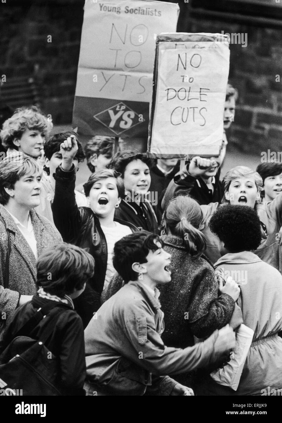 Certains des enfants de l'école prenant part à la demi-journée de grève de l'école soutenue par Dave Nellist MP pour Coventry South East. La substitution, les élèves se sont réunis au Speakers Corner pour protester contre le programme de formation des jeunes et le manque d'emplois pour partie de l'école Banque D'Images