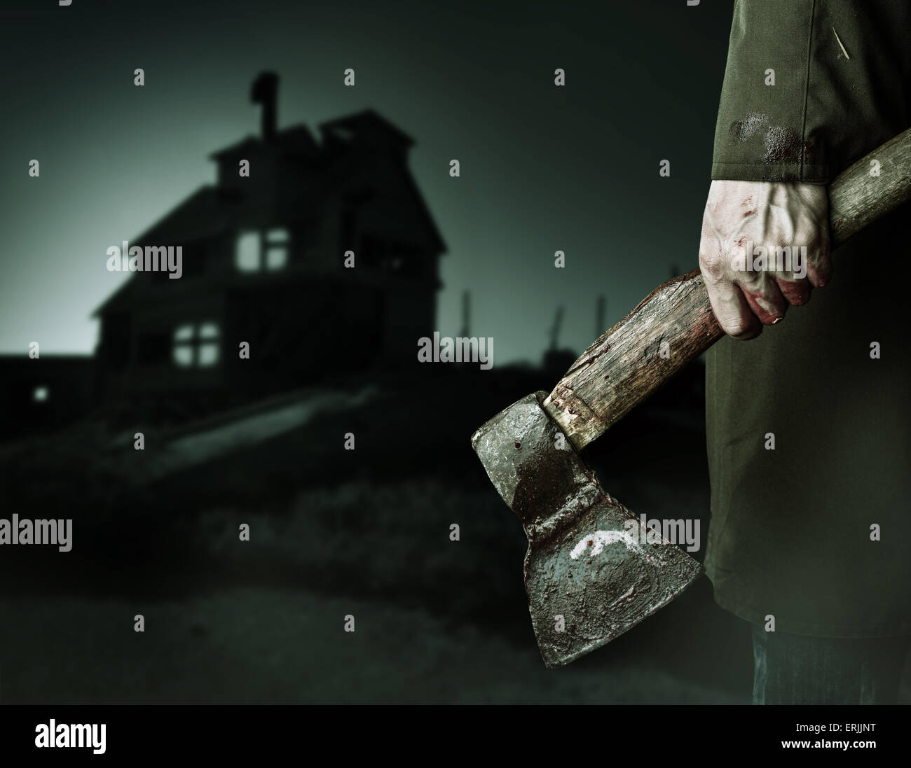 Ax avec du sang dans la main. mâle meurtrier ou boucher à la maison le soir, thème de l'halloween Banque D'Images