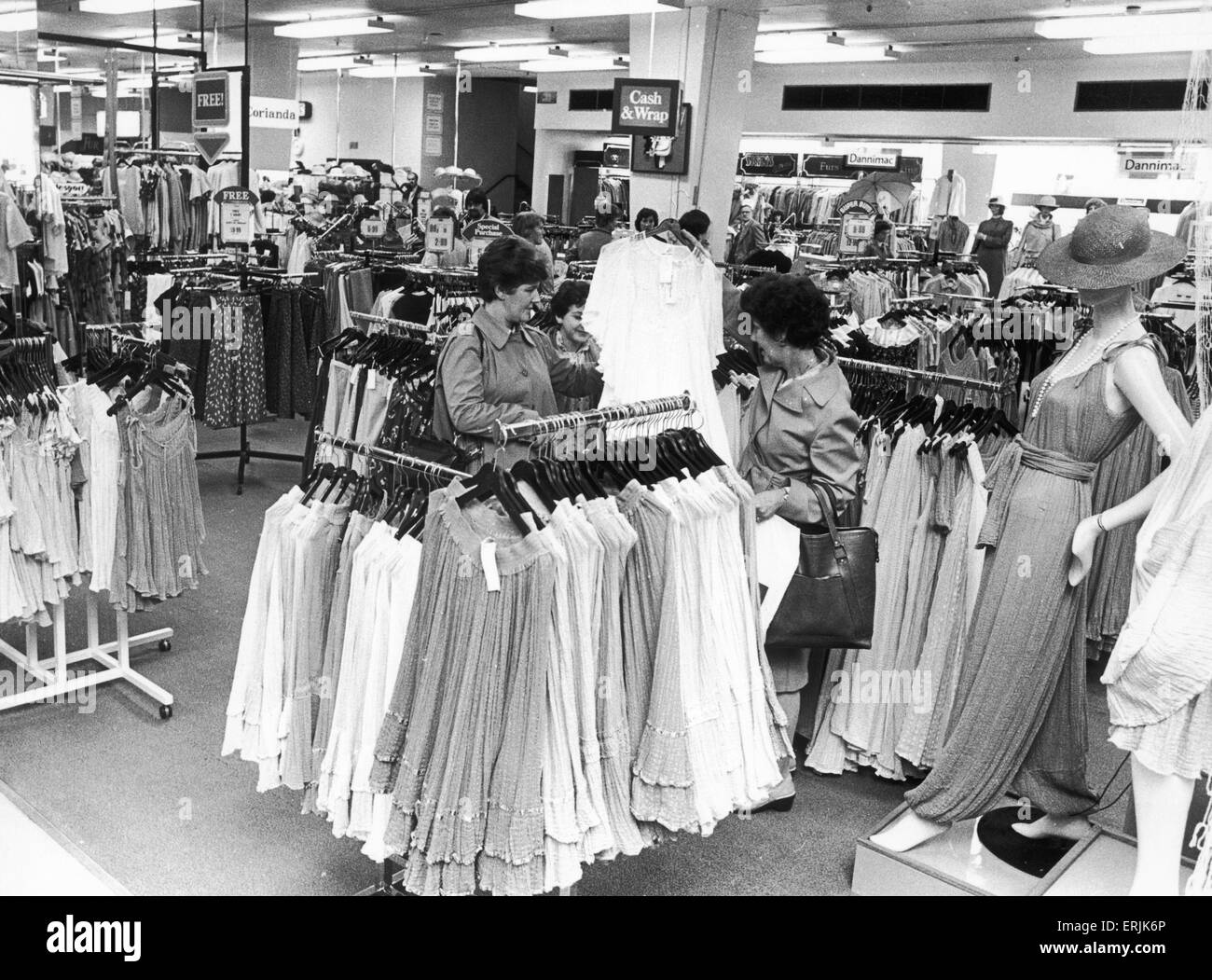 La mode grecque qu'une petite partie d'Owen Owen de mode pour femmes. 10 Juin 1983 Banque D'Images