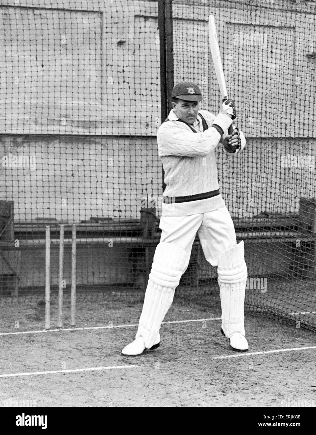 Harold Larwood dans la pratique au bâton vers 1930. Banque D'Images