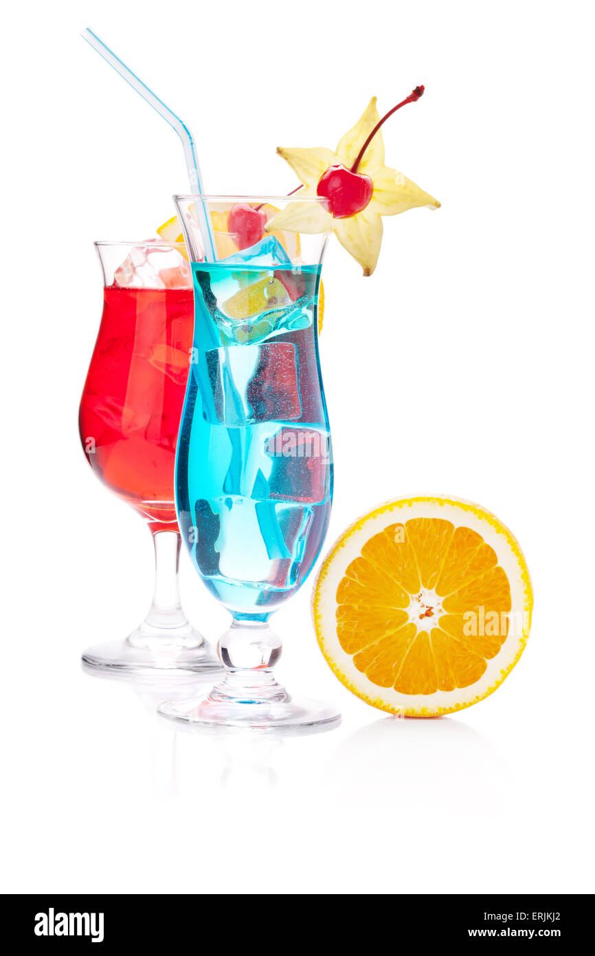 Deux cocktails tropicaux et d'orange. Isolé sur fond blanc Banque D'Images