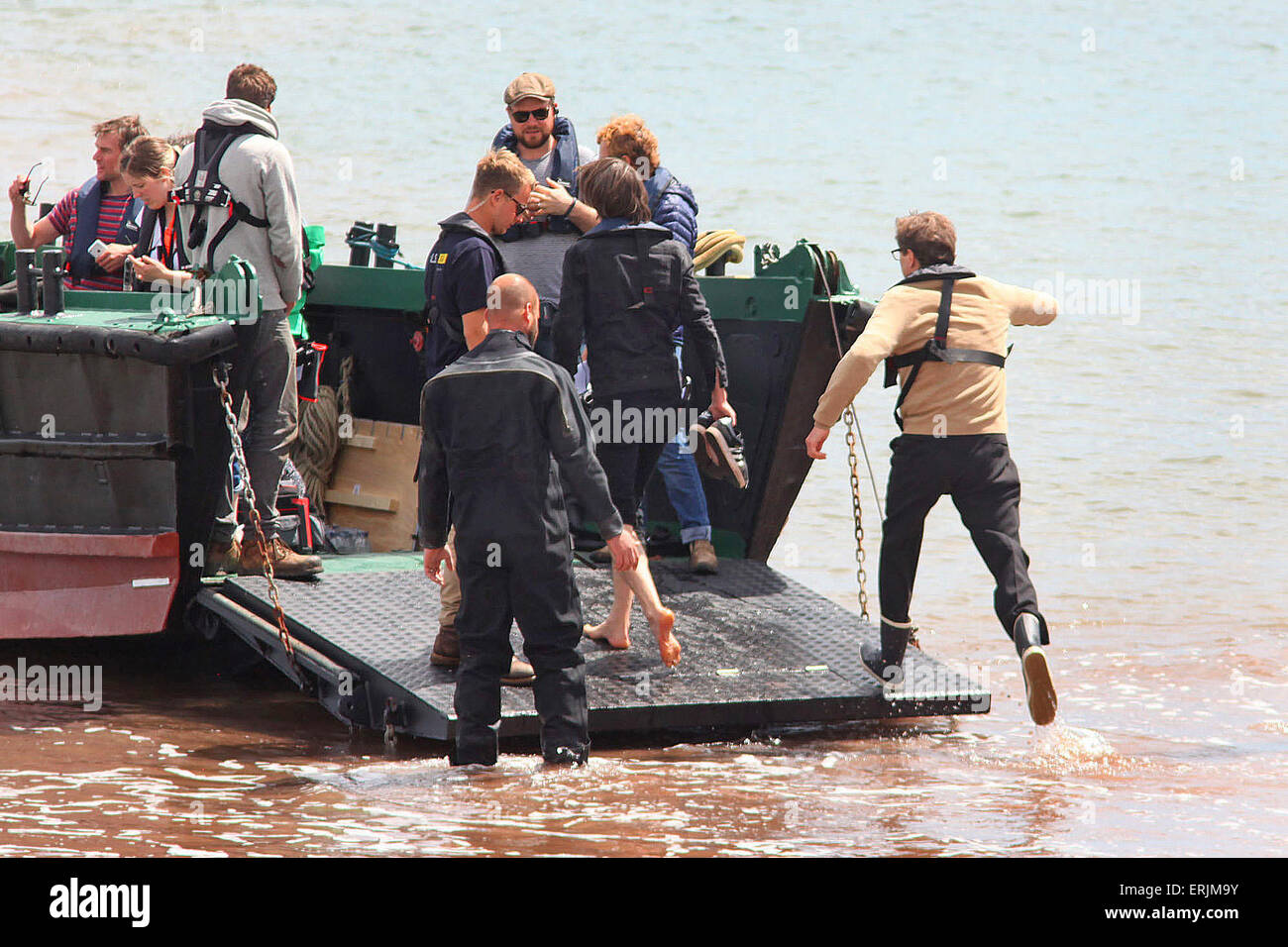 Teignmouth, Devon, UK. 3 juin, 2015. Acteur Colin Firth (droite) est représenté sautant sur un bateau sur la plage de Teignmouth, Devon, pendant le tournage d'un nouveau biopic basé sur sailor Donald Crowhurst. Firth est tragique dépeignant la Round-the-world sailor Crowhurst tout en co-star Rachel Weisz joue sa femme Clare. Donald Crowhurst a quitté la ville dans le Teignmouth Electron et est mort dans le round-the-world race il y a près de 50 ans. Credit : Apex/Alamy Live News Banque D'Images