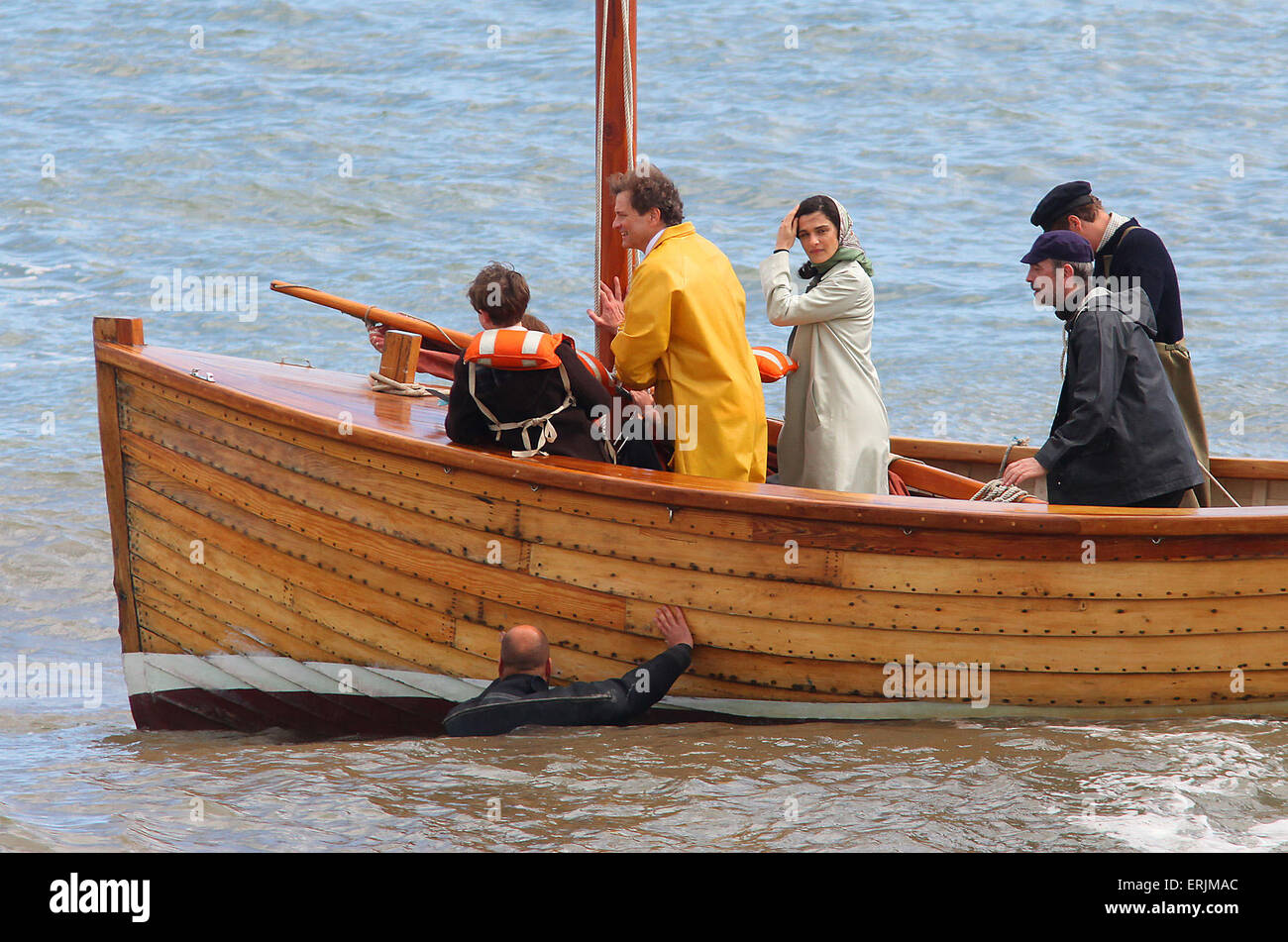 Teignmouth, Devon, UK. 3 juin, 2015. Acteurs Colin Firth et Rachel Weisz sont représentées sur un bateau à Teignmouth, Devon, pendant le tournage d'un nouveau biopic basé sur sailor Donald Crowhurst. Colin Firth est tragique dépeignant la Round-the-world sailor Crowhurst tout en co-star Rachel Weisz joue sa femme Clare. Donald Crowhurst a quitté la ville dans le Teignmouth Electron et est mort dans le round-the-world race il y a près de 50 ans. Credit : Apex/Alamy Live News Banque D'Images