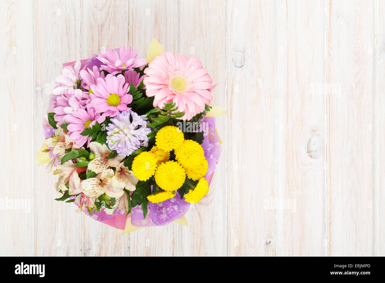 Bouquet de fleurs colorées sur une table en bois blanc. Top View with copy space Banque D'Images