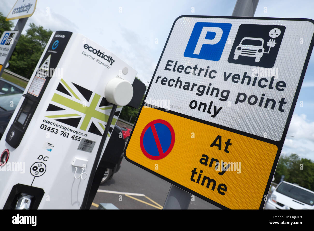 Point de recharge de véhicules électriques fournis par Ecotricity à une station d'autoroute sur l'autoroute M1 UK Banque D'Images
