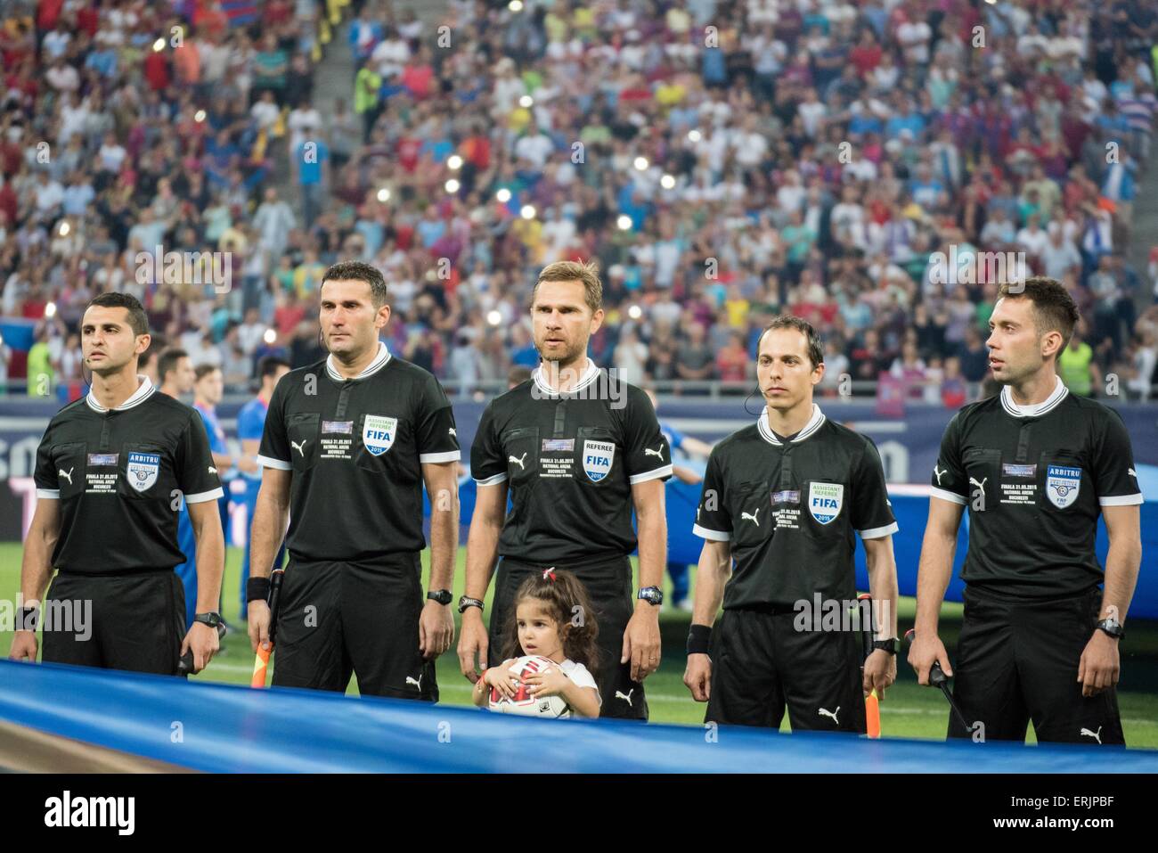 Scène nationale, Bucarest, Roumanie ROU. 31 mai, 2015. L'équipe de l'arbitre au début de la Cupa Romaniei Timisoreana finales (2014-2015 Roumanie Tasse Timisoreana finales) match entre FC Universitatea Cluj ROU et FC Steaua Bucarest ROU au niveau national Arena, Bucarest, Roumanie ROU. Foto : Catalin Soare © csm/Alamy Live News Banque D'Images