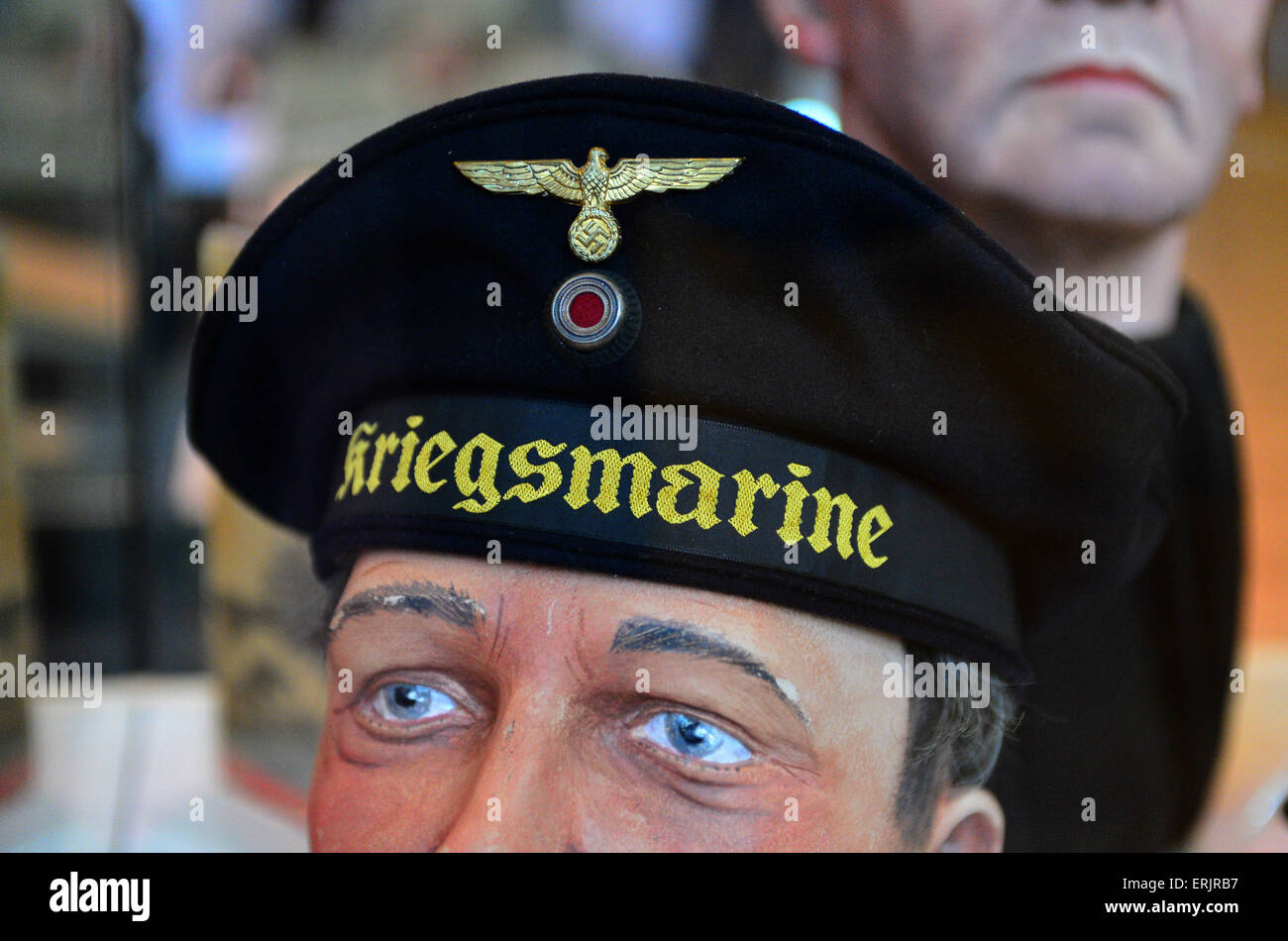 WW2 German Navy Blue de la Kriegsmarine U-Boat cap marin exposé dans Derry, Londonderry, en Irlande du Nord Banque D'Images