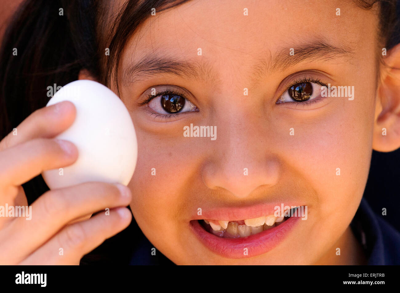 Manzo de 4e année de l'école élémentaire Les élèves recueillent les oeufs de la volaille dans le jardin biologique du scolaire, Tucson, Arizona, USA. Banque D'Images