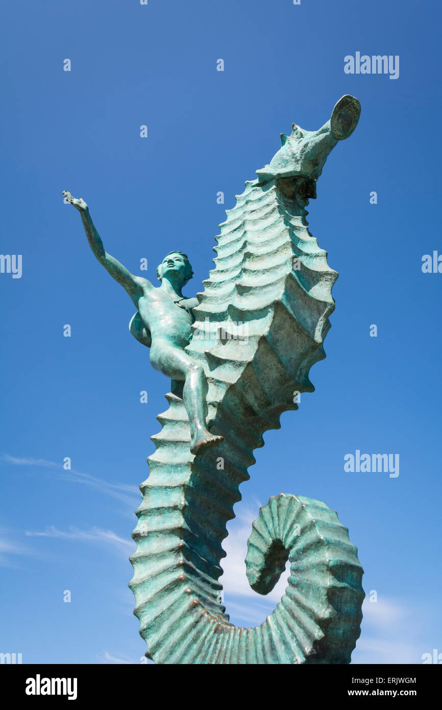 La célèbre "Garçon sur l'Hippocampe' statue par Rafael Zamarripa sur le Malecon à Puerto Vallarta, Jalisco, Mexique. Banque D'Images