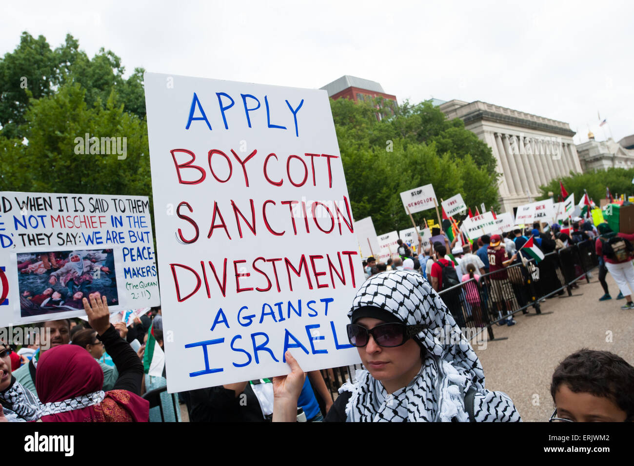Un manifestant est titulaire d'un panneau disant 'Boycott Désinvestissement sanction contre Israël" à une protestation contre l'offensive sur Gaza en 2014. Banque D'Images
