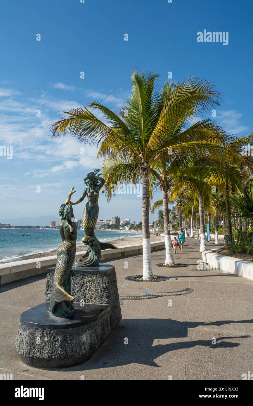 'Triton et sirène' sculpture par Carlos Espino sur le Malecon à Puerto Vallarta, Jalisco, Mexique. Banque D'Images